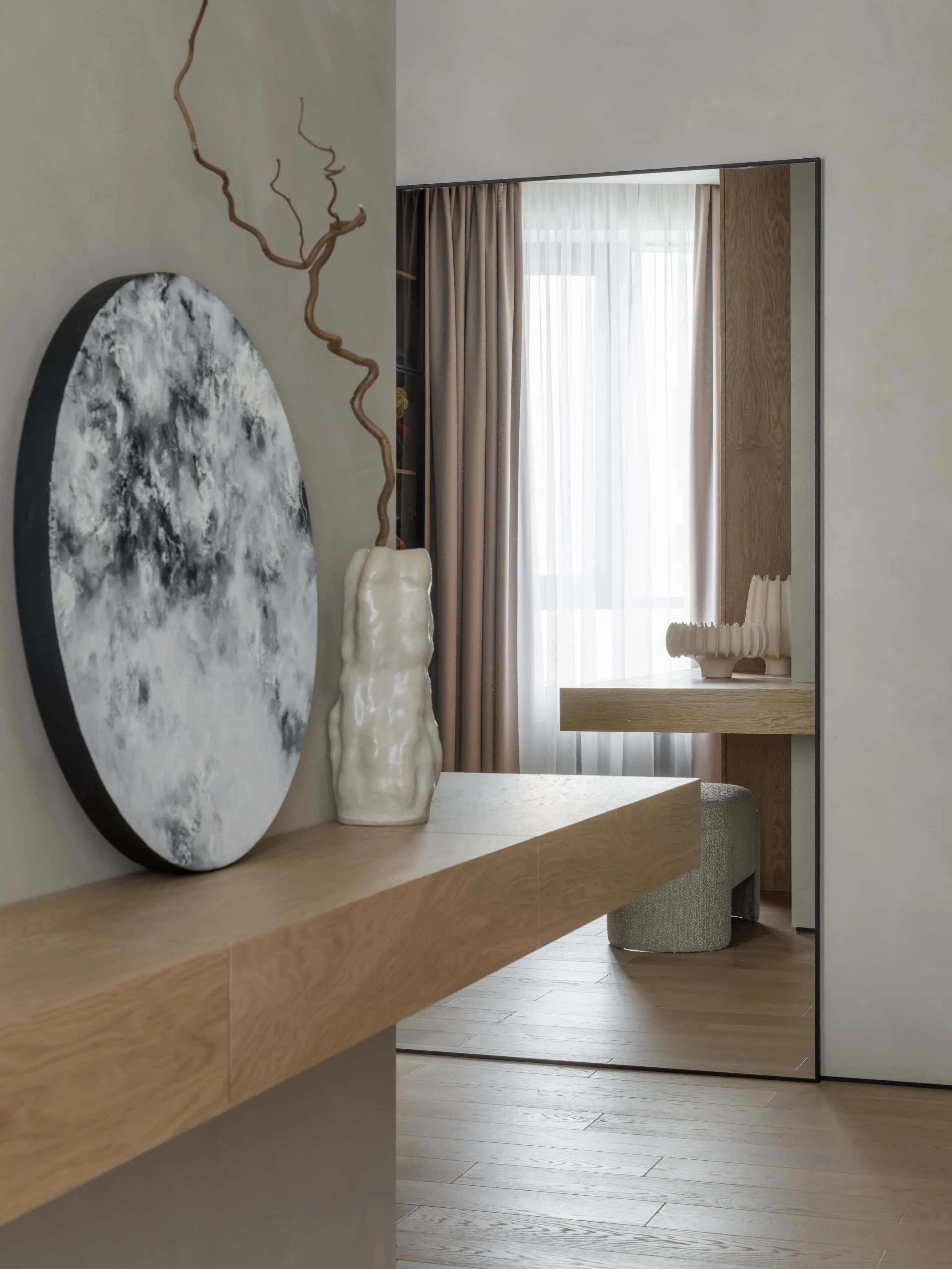 温馨极简卧室中温暖的中性色调方案。