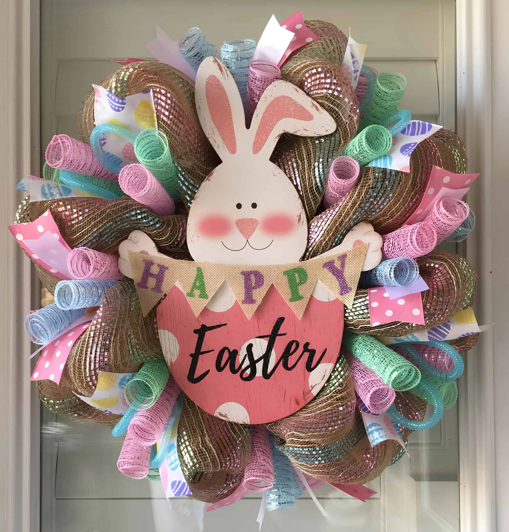 装饰网门饰，配有兔子和粉色粗麻色调，中心复活节兔子