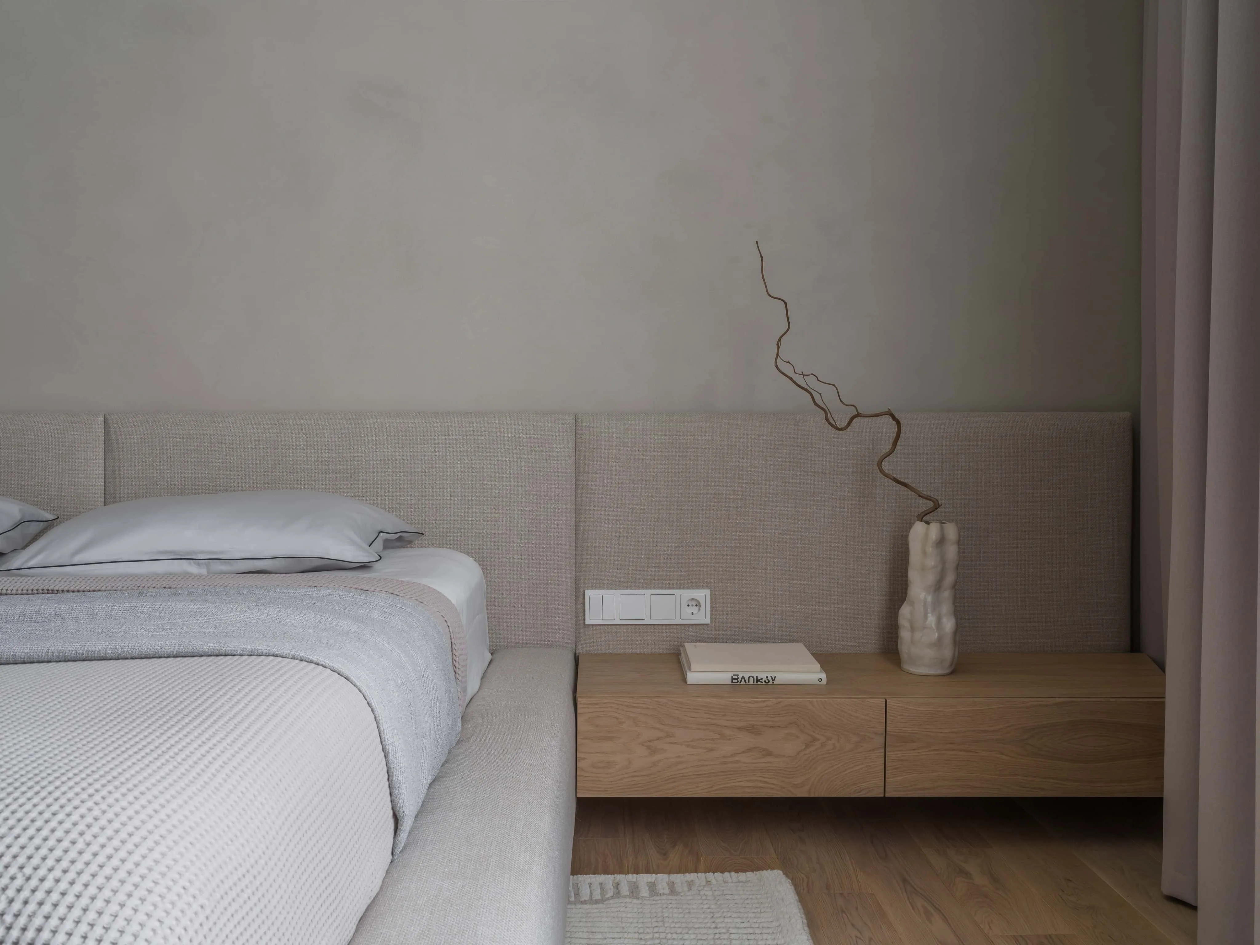 卧室中的漂浮胡桃木桌，配有通道玻璃衣帽间视角。