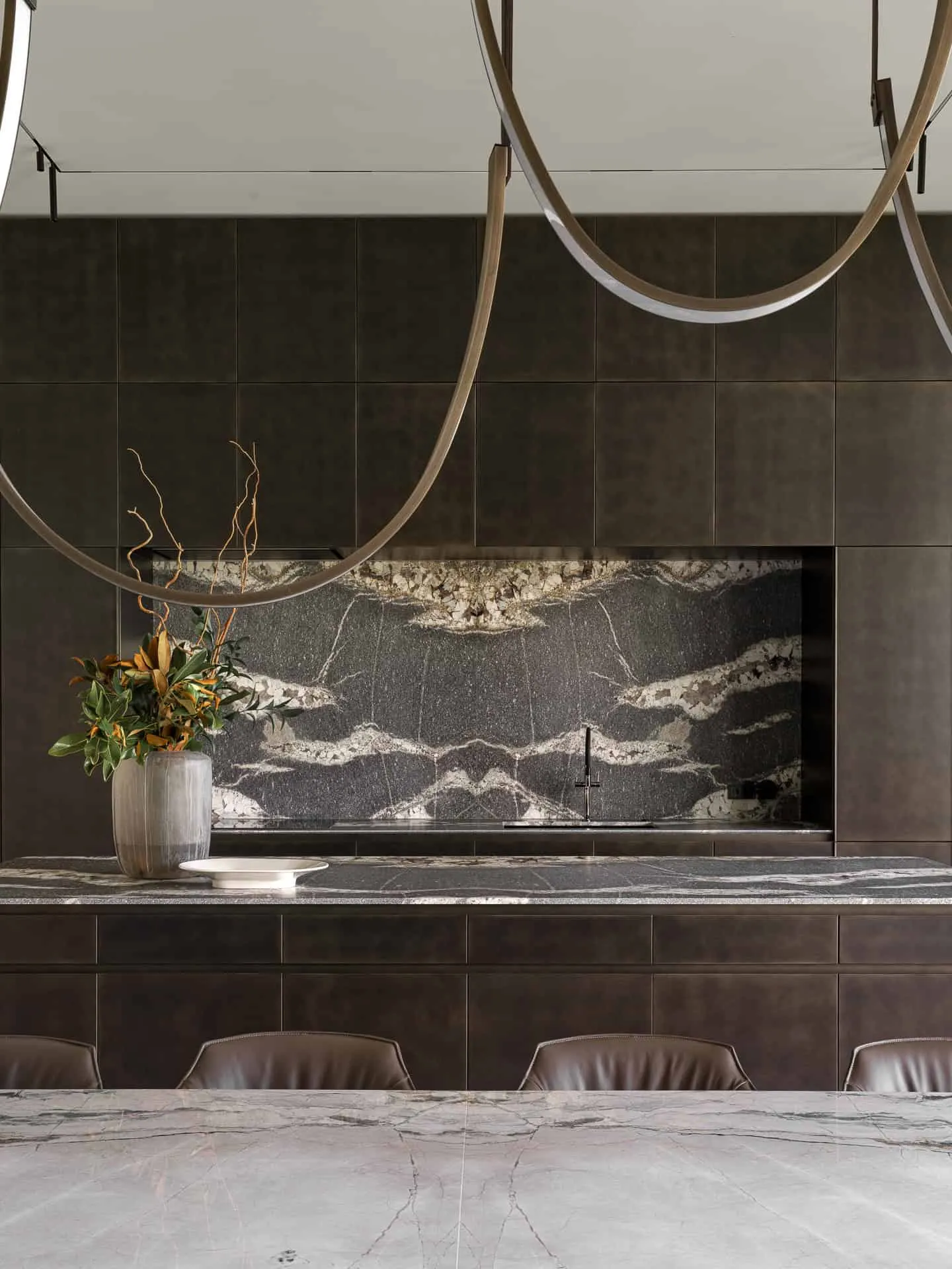 精致的优雅大理石后墙与黑色厨房柜体。