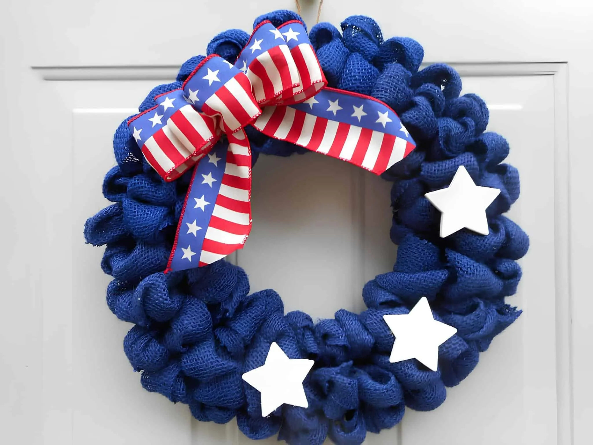 蓝丝绸花环，配有爱国丝带和白色星星
