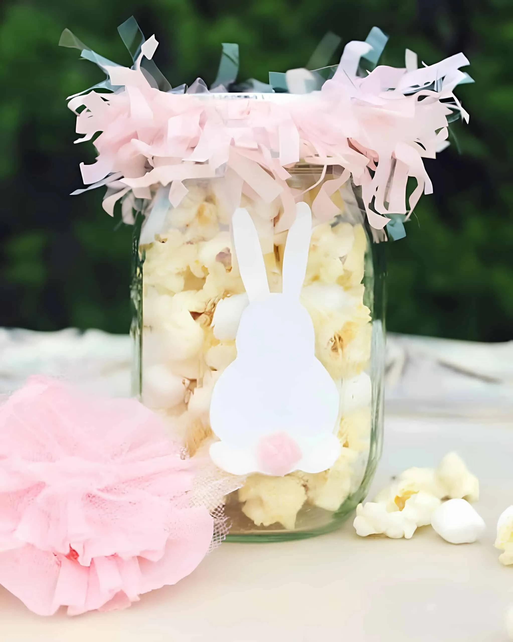 手工复活节玉米花 Mason 罐子，兔子轮廓和粉色纸丝带