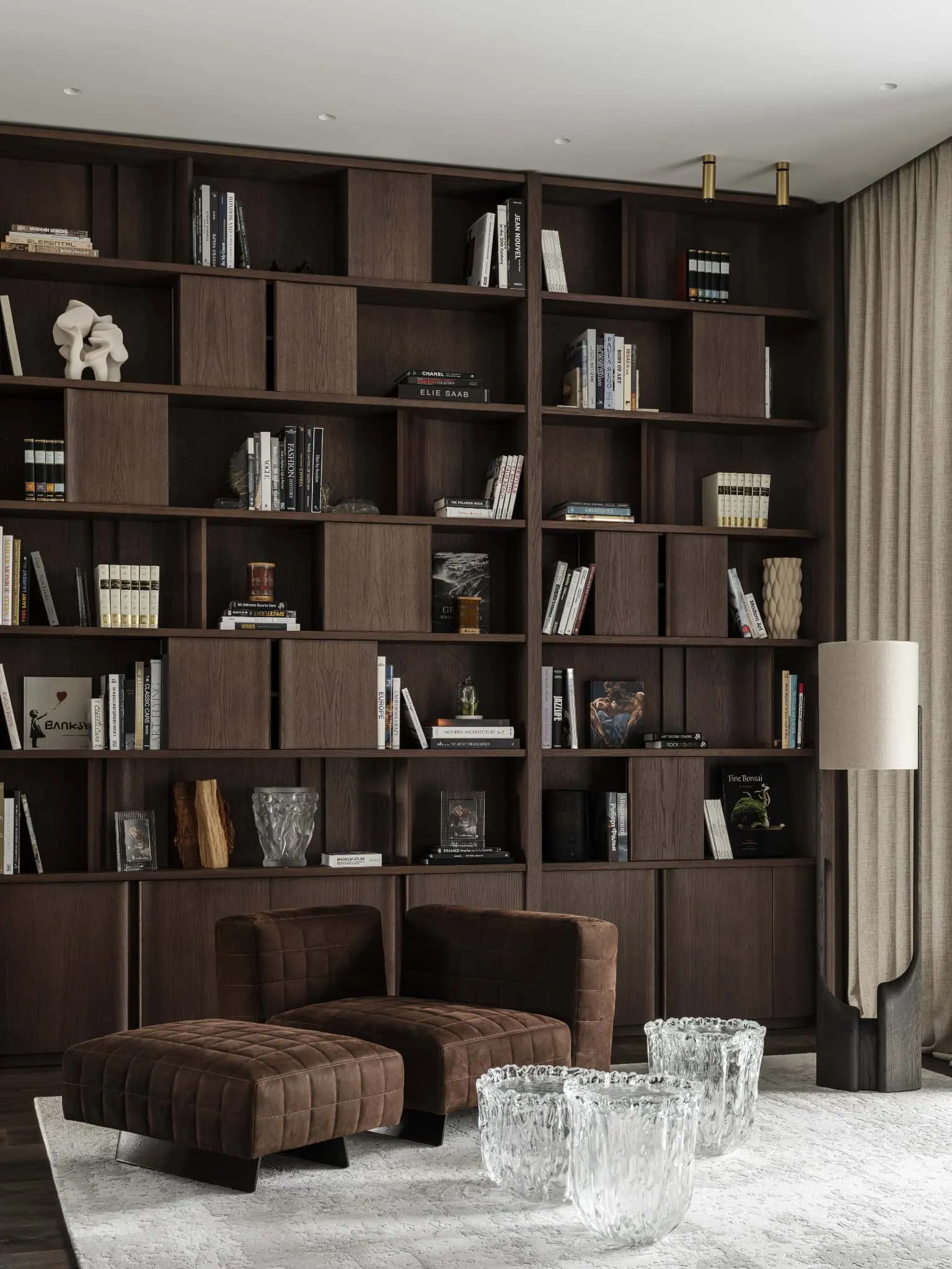 Коричневі шкіряні стільці, поєднані зі скляними стільцями у затишному кутку читання.