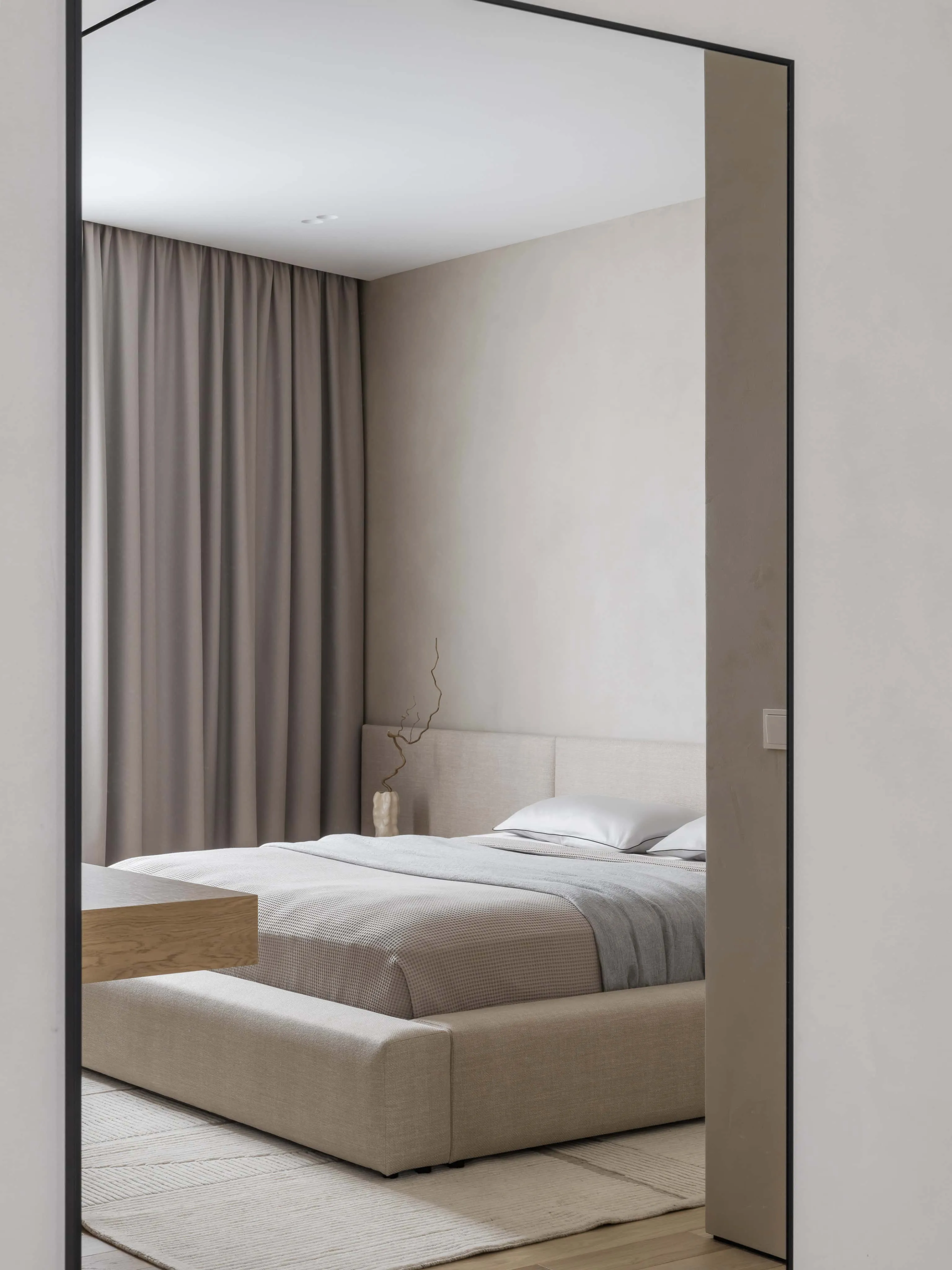 优雅现代卧室，配温暖中性色调、长窗帘和极简床品。