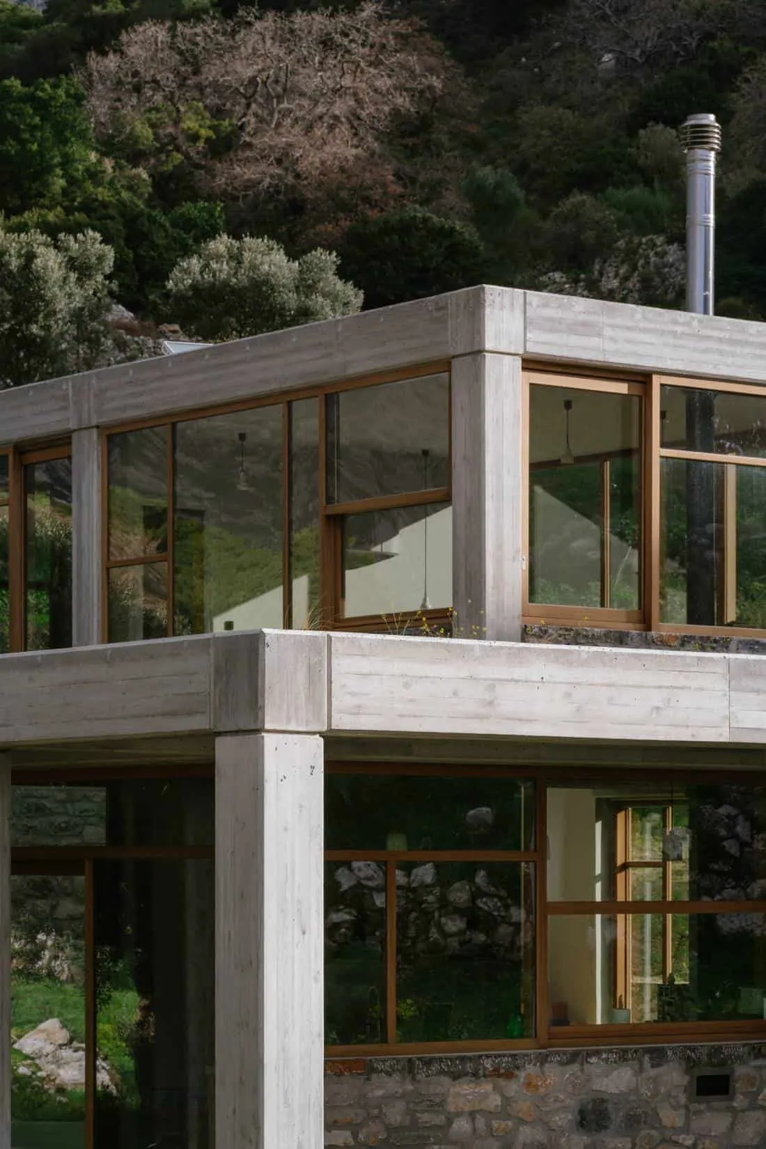 Meraki House — вертикальное исследование фасада с бетонной рамой и камнем
