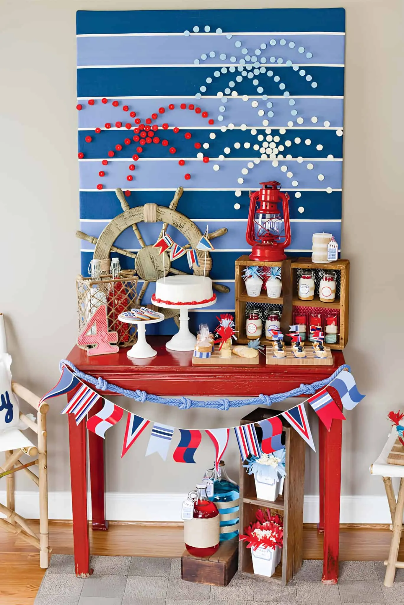 红白蓝按钮，排列成烟花图案，在彩条背景上用于7月4日甜点桌