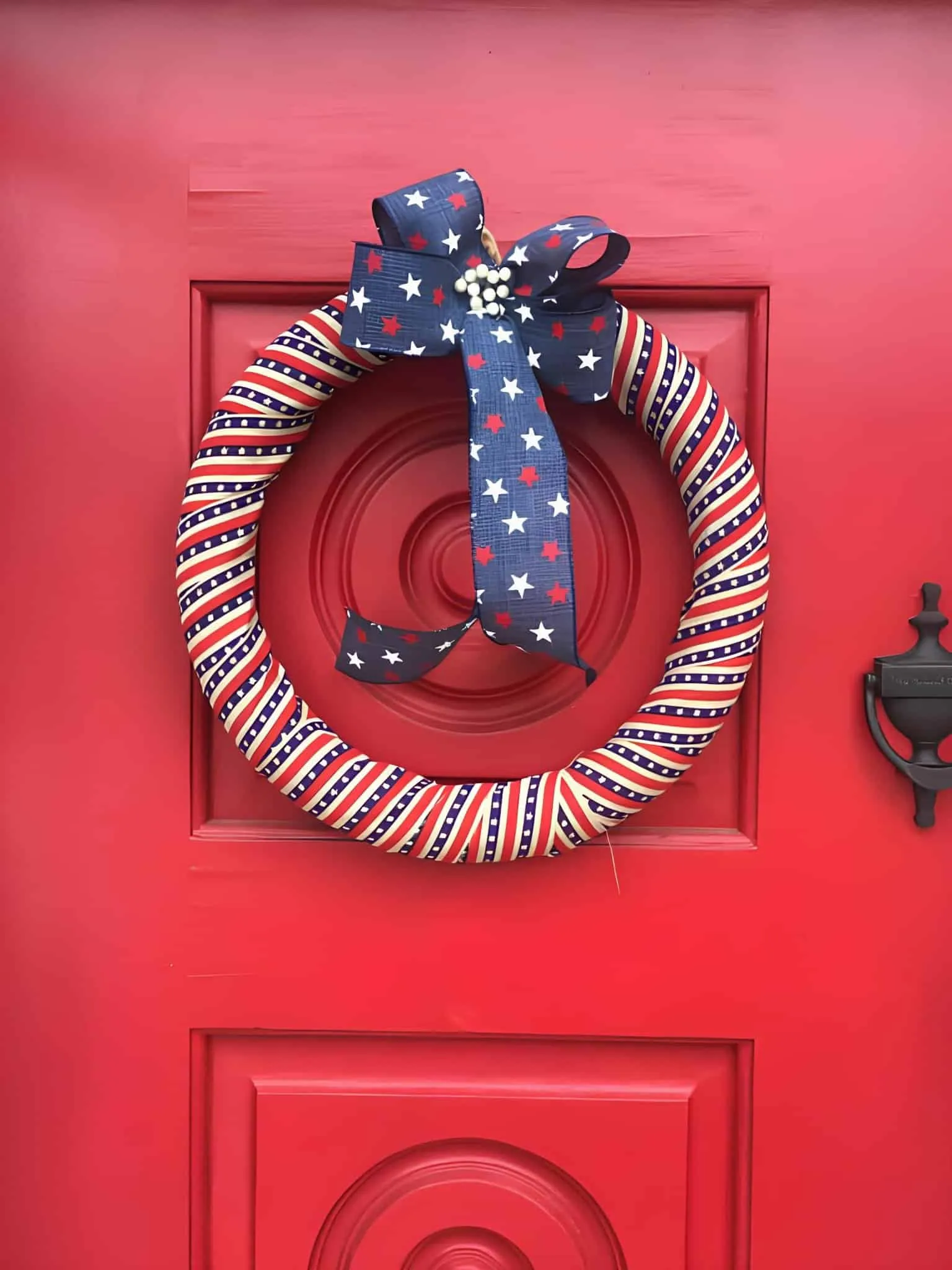 简单的7月4日花环，用条纹丝带包装，配有星形丝带