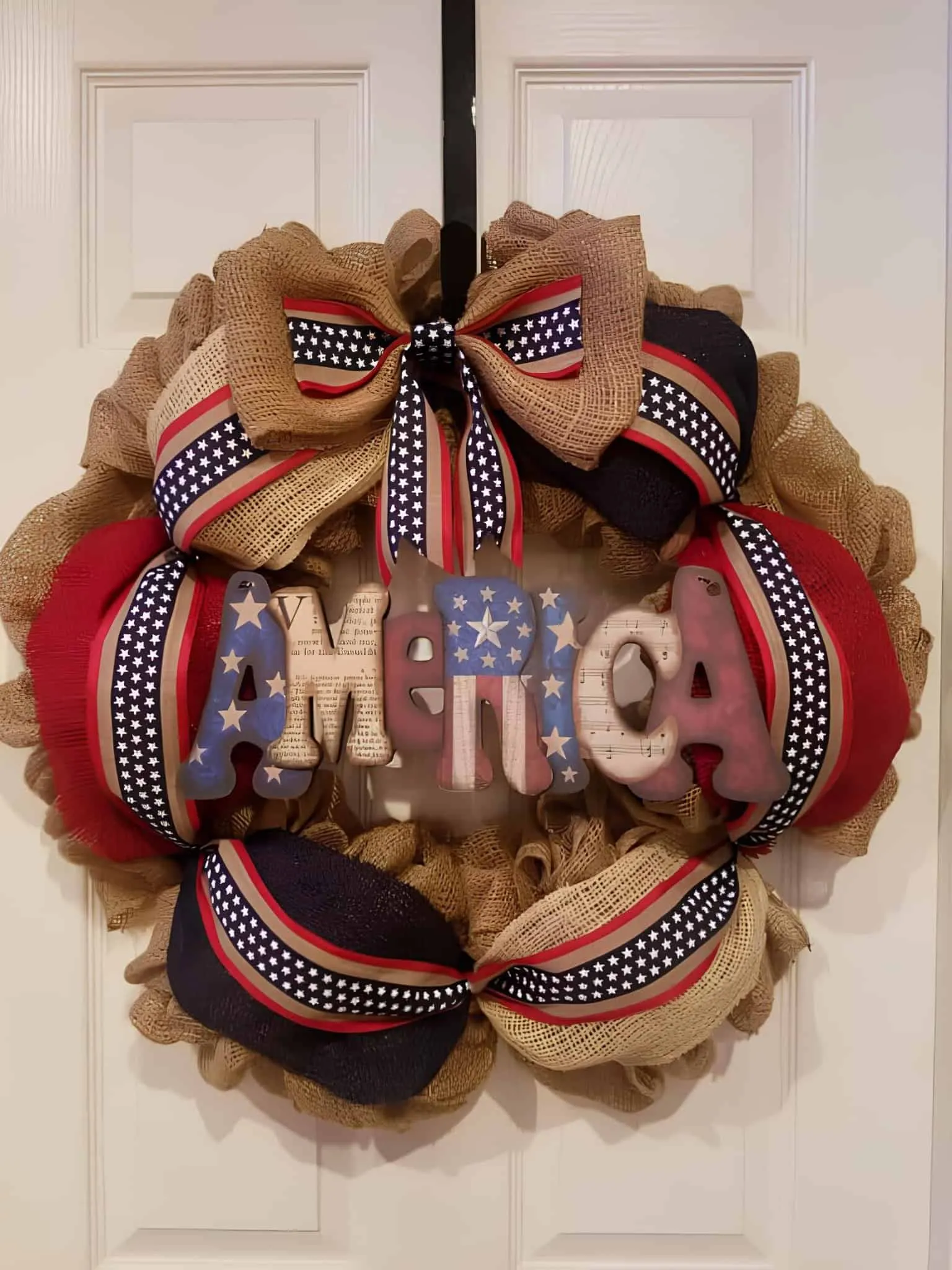 丝绸花环，配有巨大的爱国丝带和美国木字母