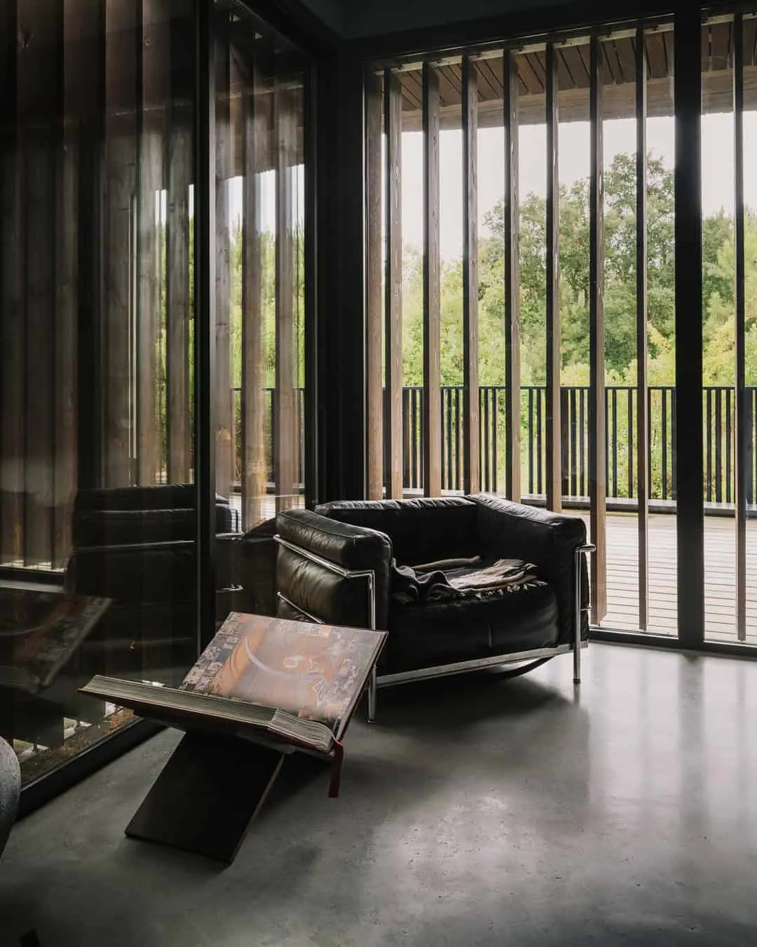 兰迪的现代木屋由Mod Cobet设计 极简内饰与自然景观视角。