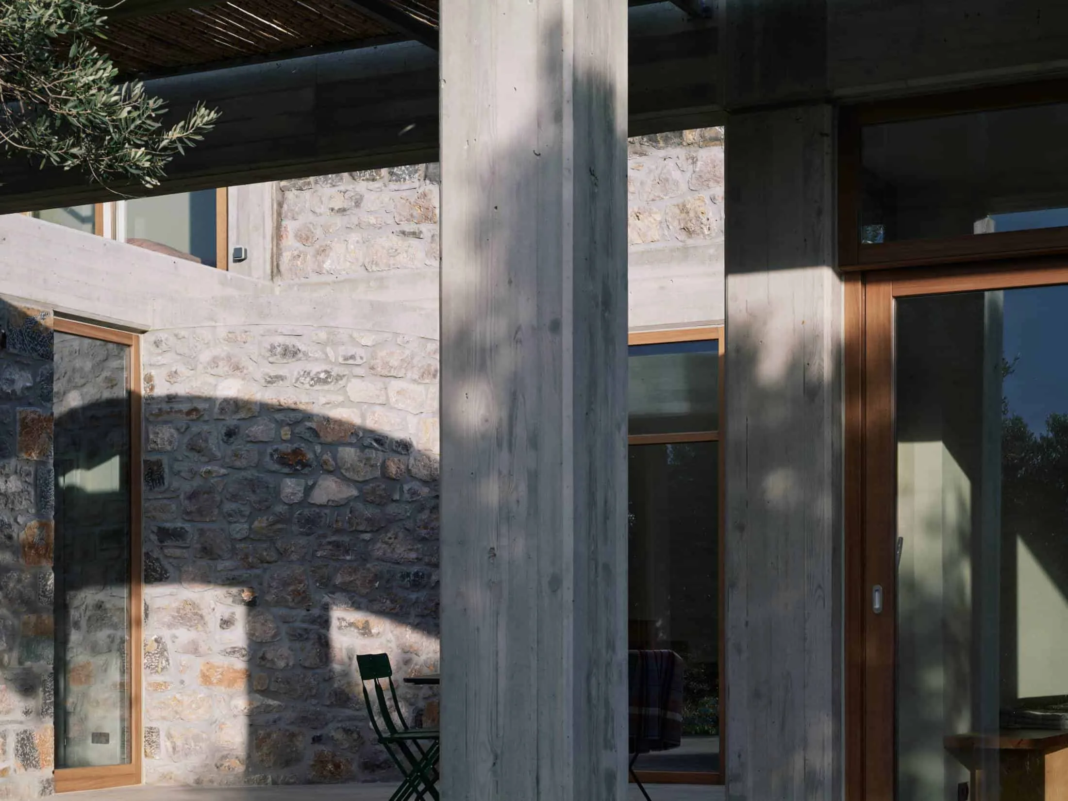 Meraki House — низкие каменные стены и местные растения