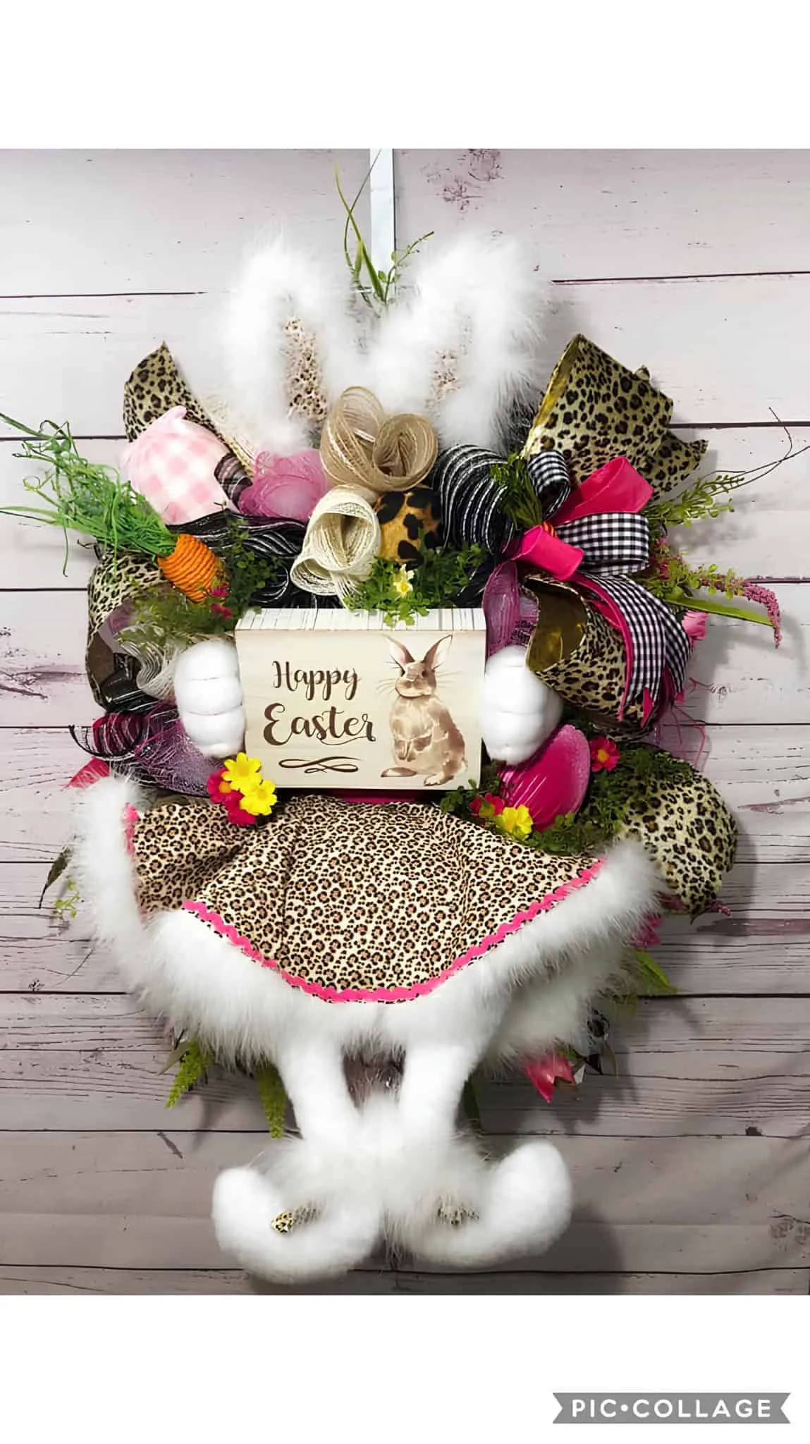 带斑马条纹的兔子门饰，配有粉色和黑色点缀丝带