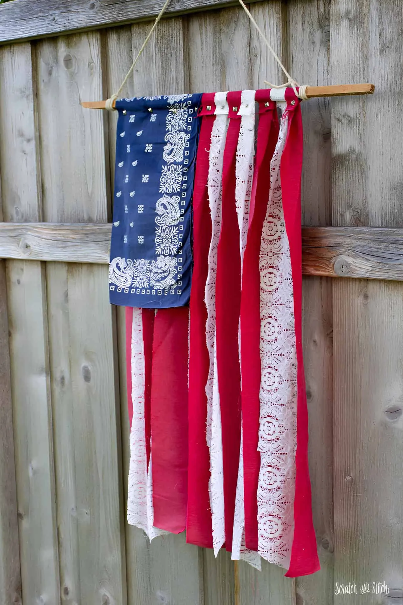 墙饰美国旗帜布艺，由领结和蕾丝条制成