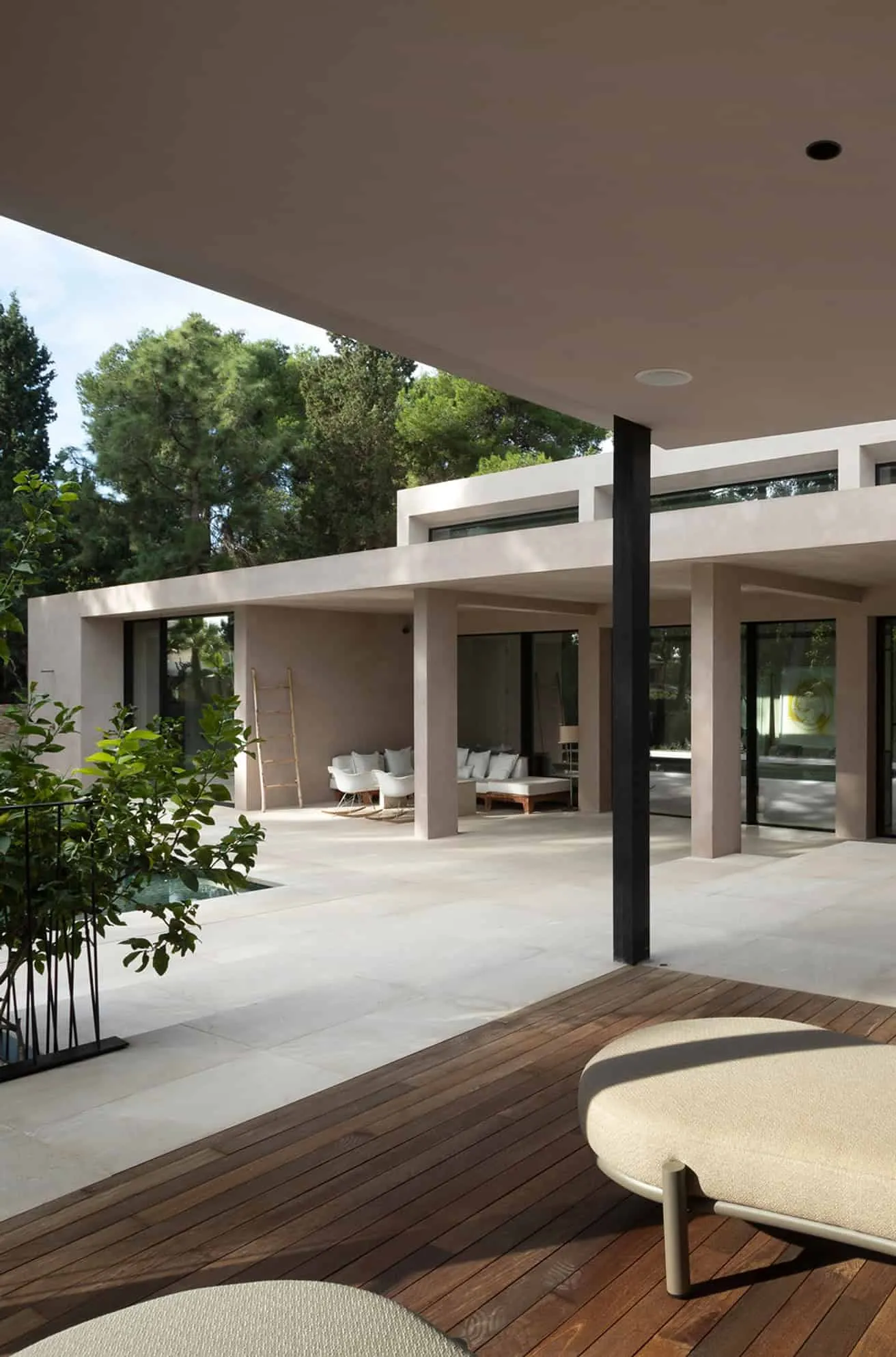 现代极简主义露台设计，配有木质地板和户外休闲区。