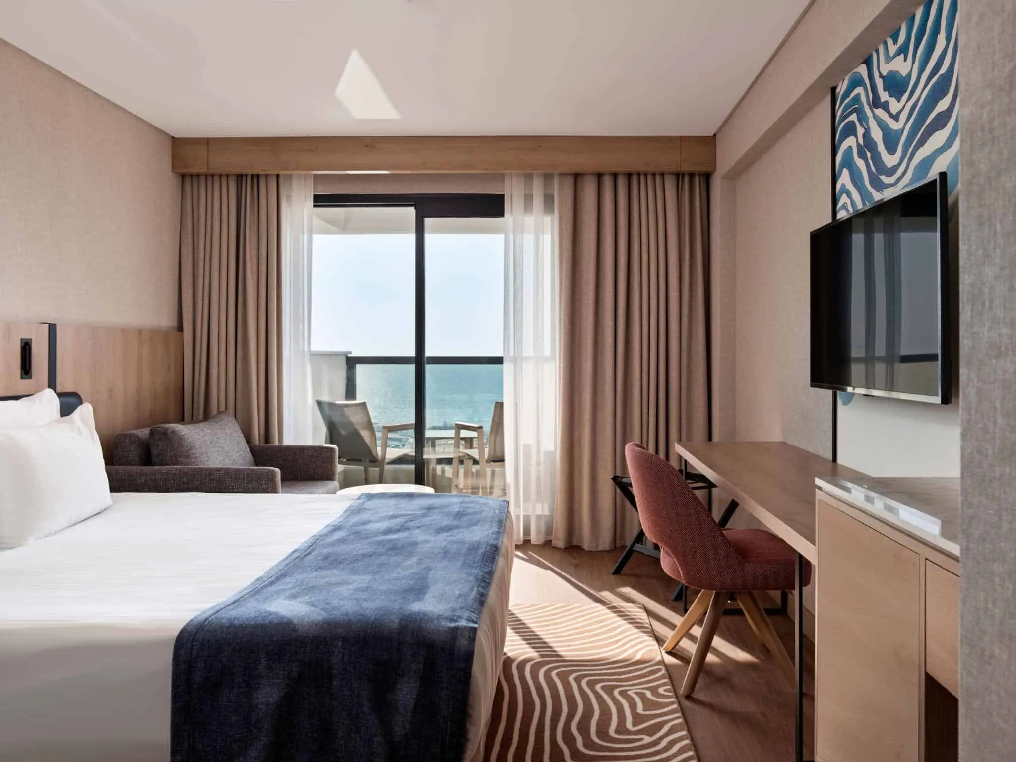 库萨达斯奢华世界酒店海景客房内饰 酒店海景客房优雅内饰,温暖纹理与现代设施