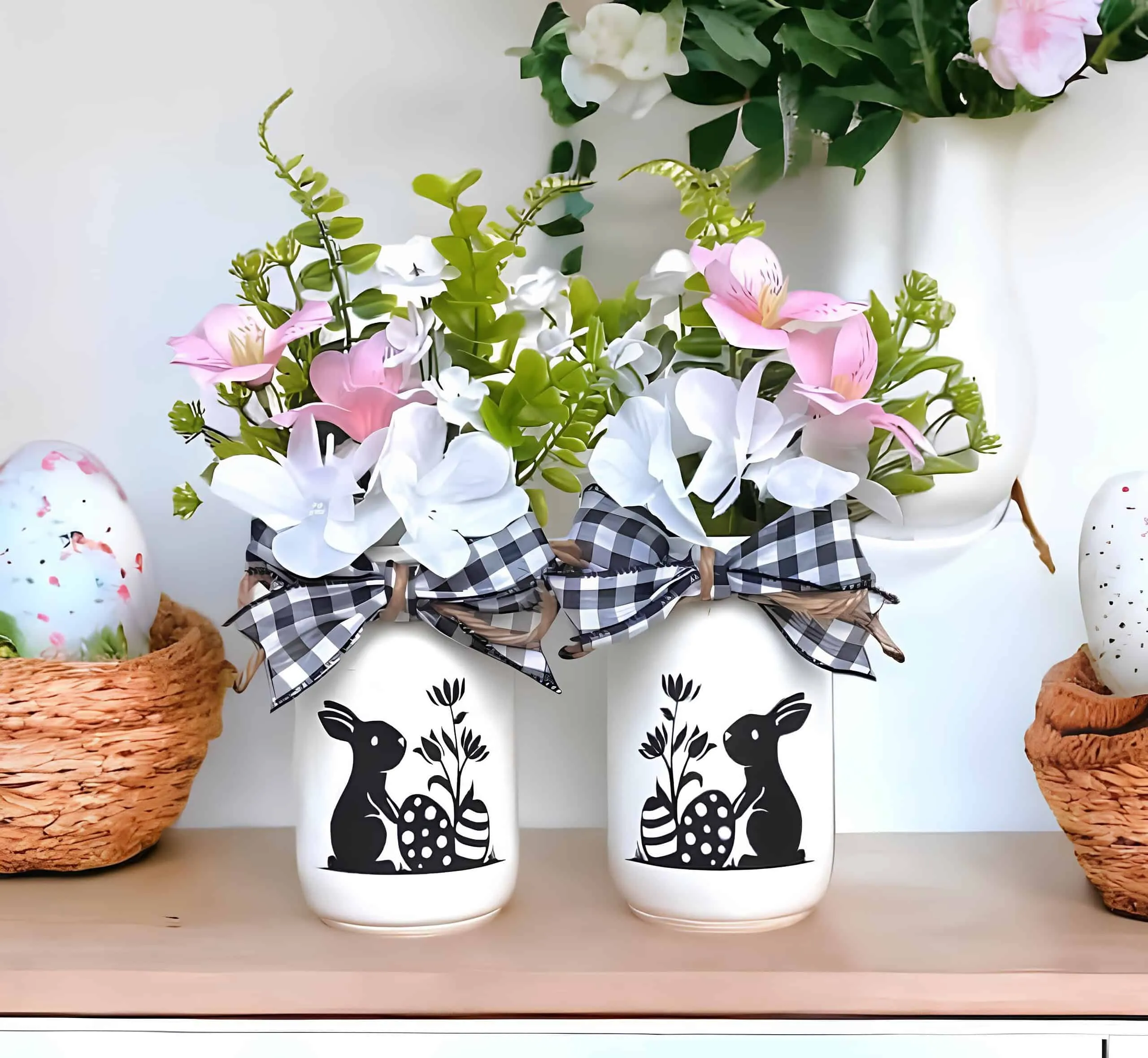 白色 Mason 罐子，黑色兔子轮廓，装有春季花并用黑白格子丝带绑好