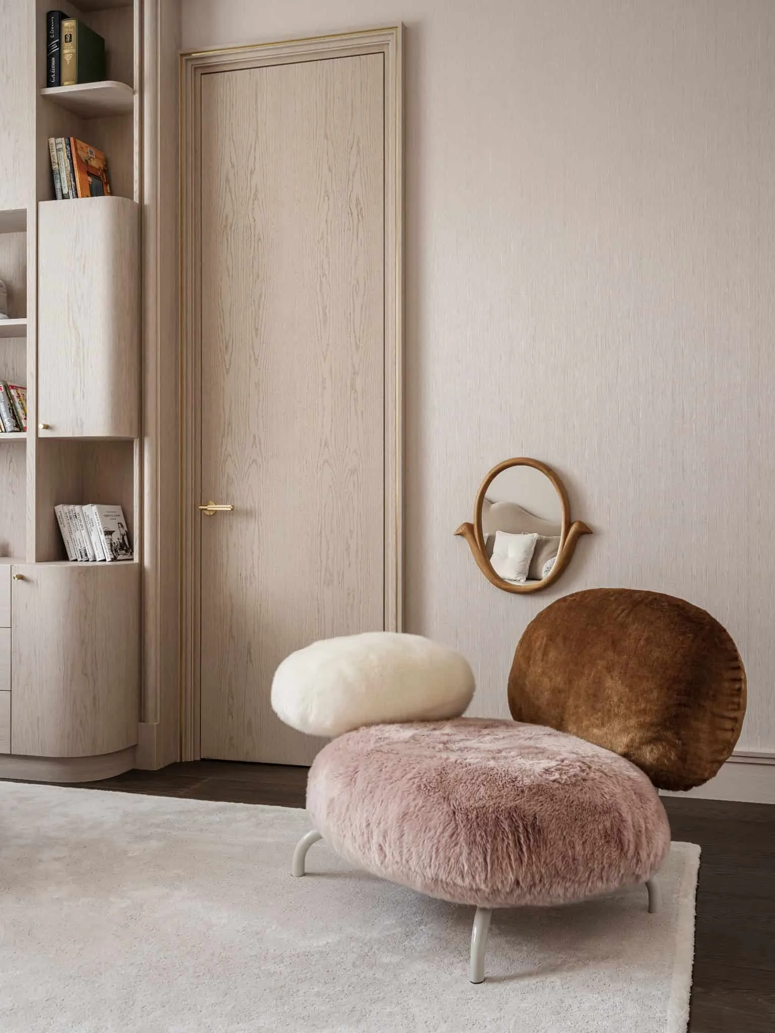 Грайливий кут читання з багатокольоровим кріслом із вовни та м'якими бежевими стінами.