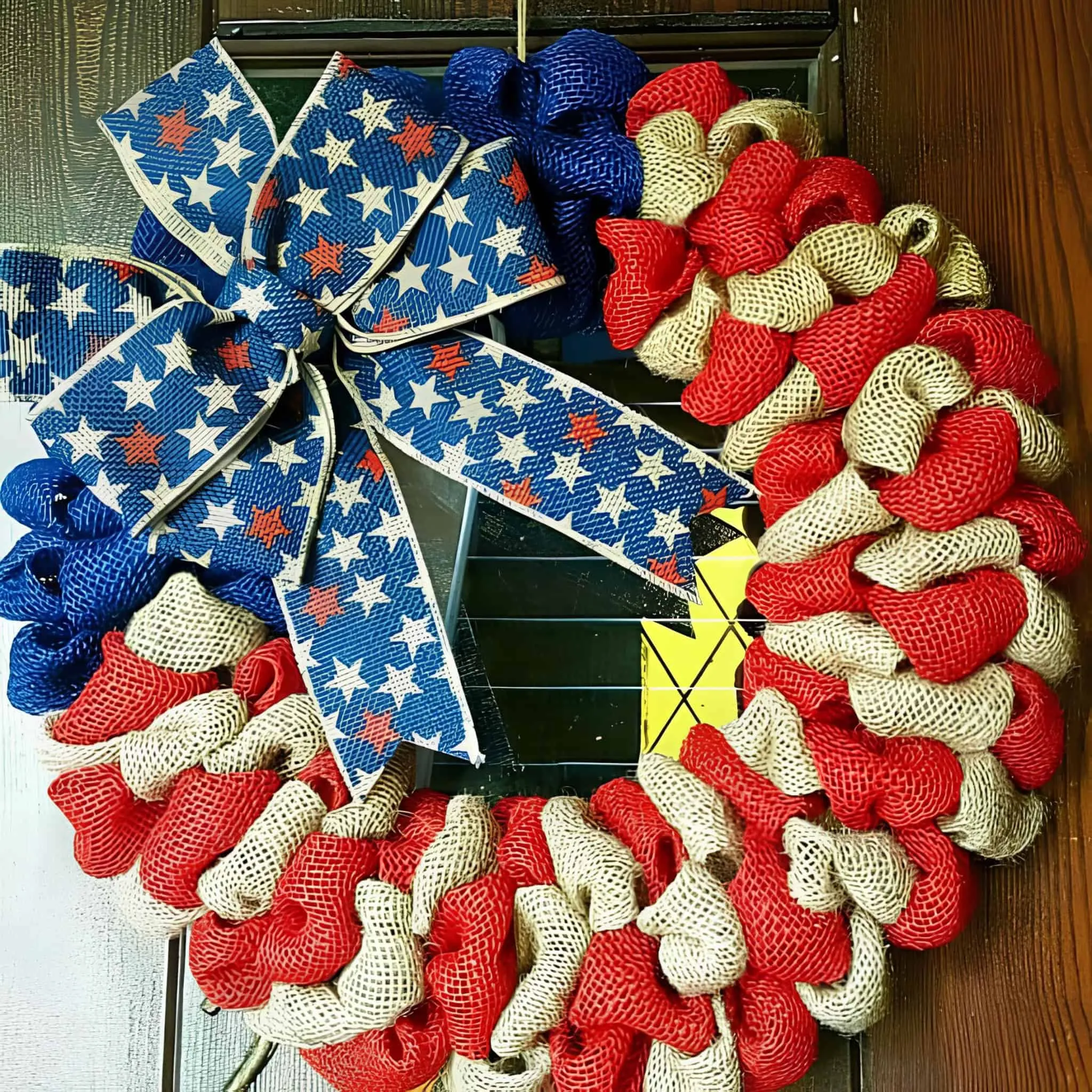 爱国丝绸花环，装饰美国国旗丝带和彩色设计