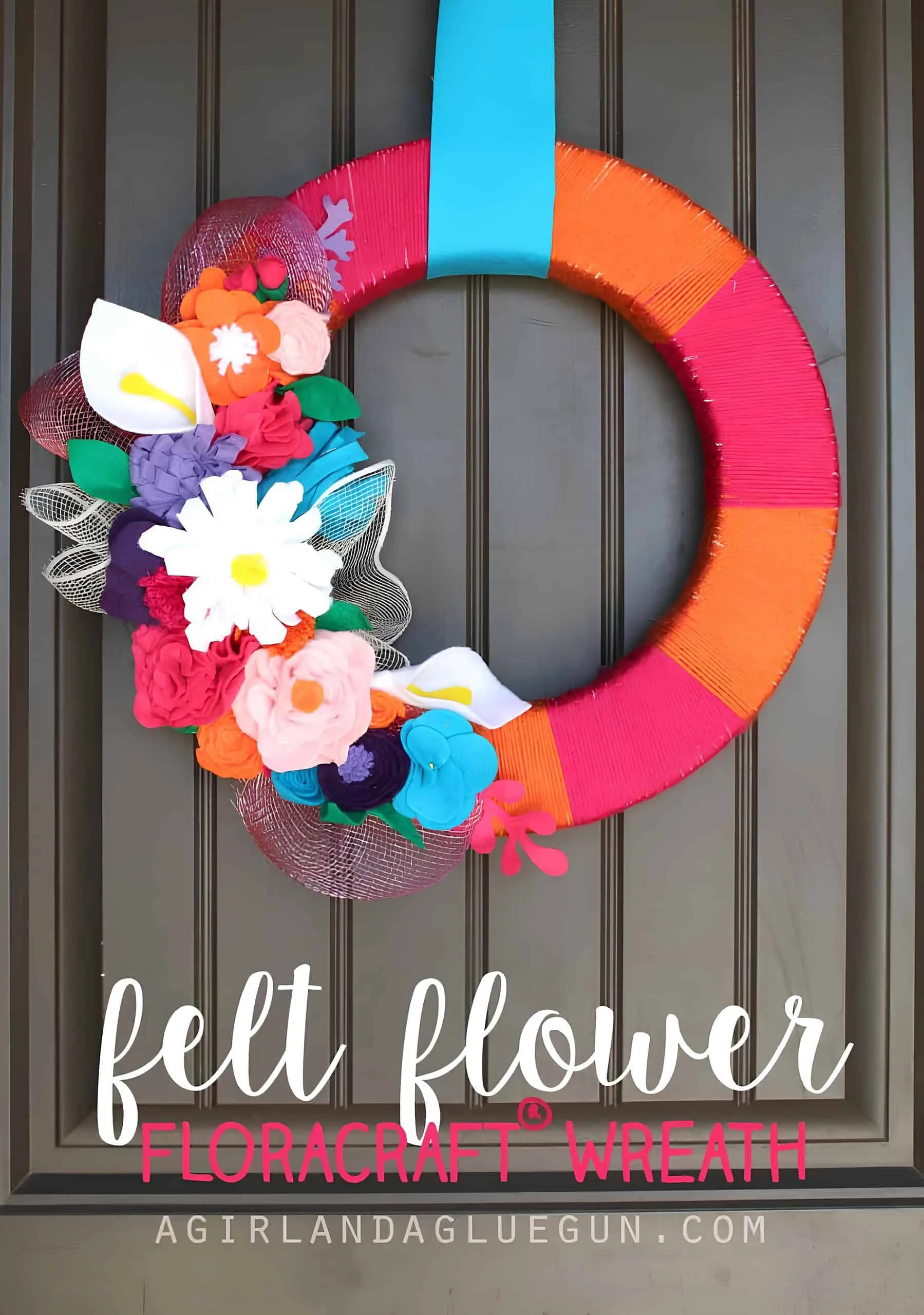 鸡蛋门饰，用鲜艳的丝线包裹，并配有手工毛毡花朵，以宽蓝色丝带结束，在深色门上。