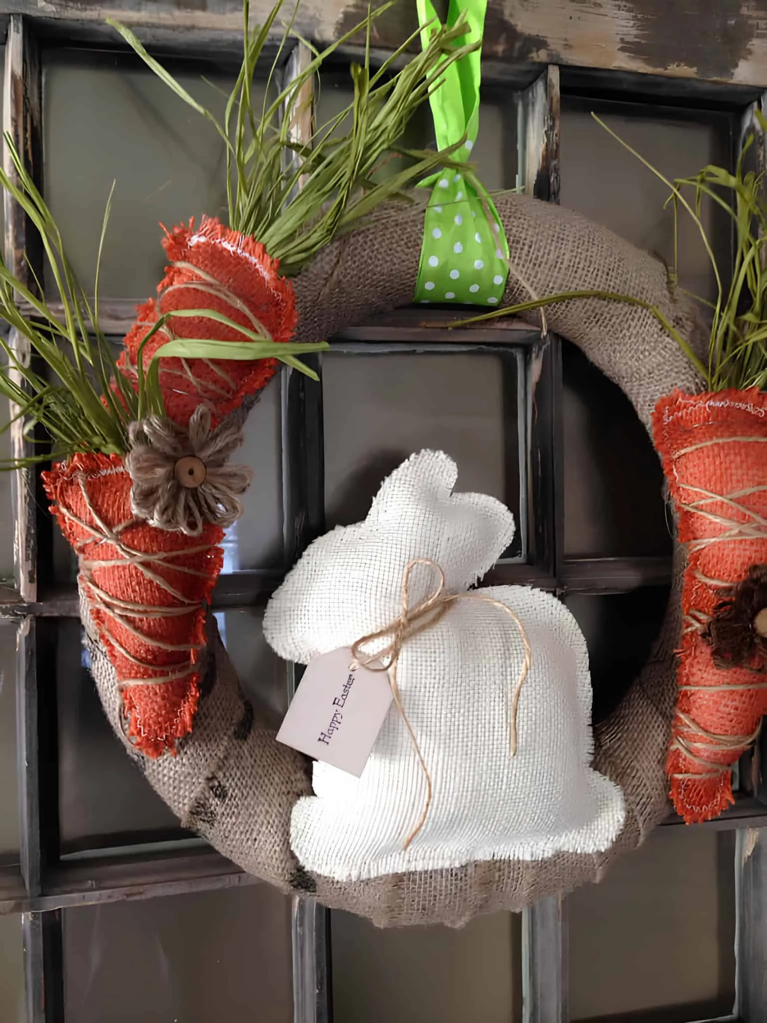 复活节门饰，由粗麻布、假胡萝卜、绿叶和白色兔子轮廓制成