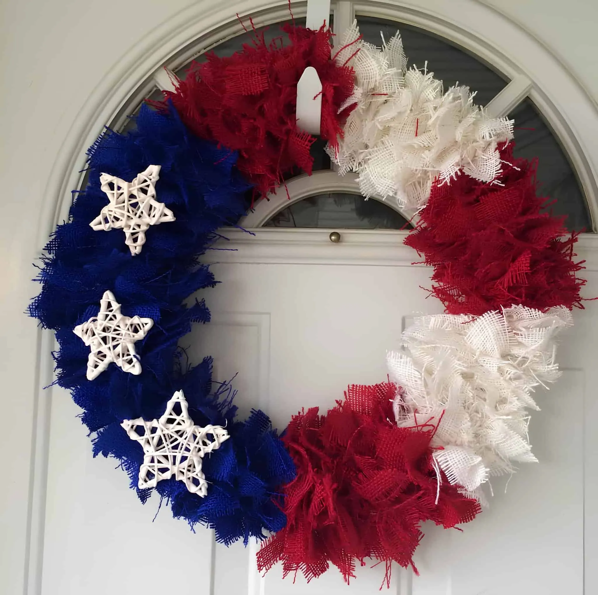 红、白、蓝丝绸花环，配有国旗星形装饰