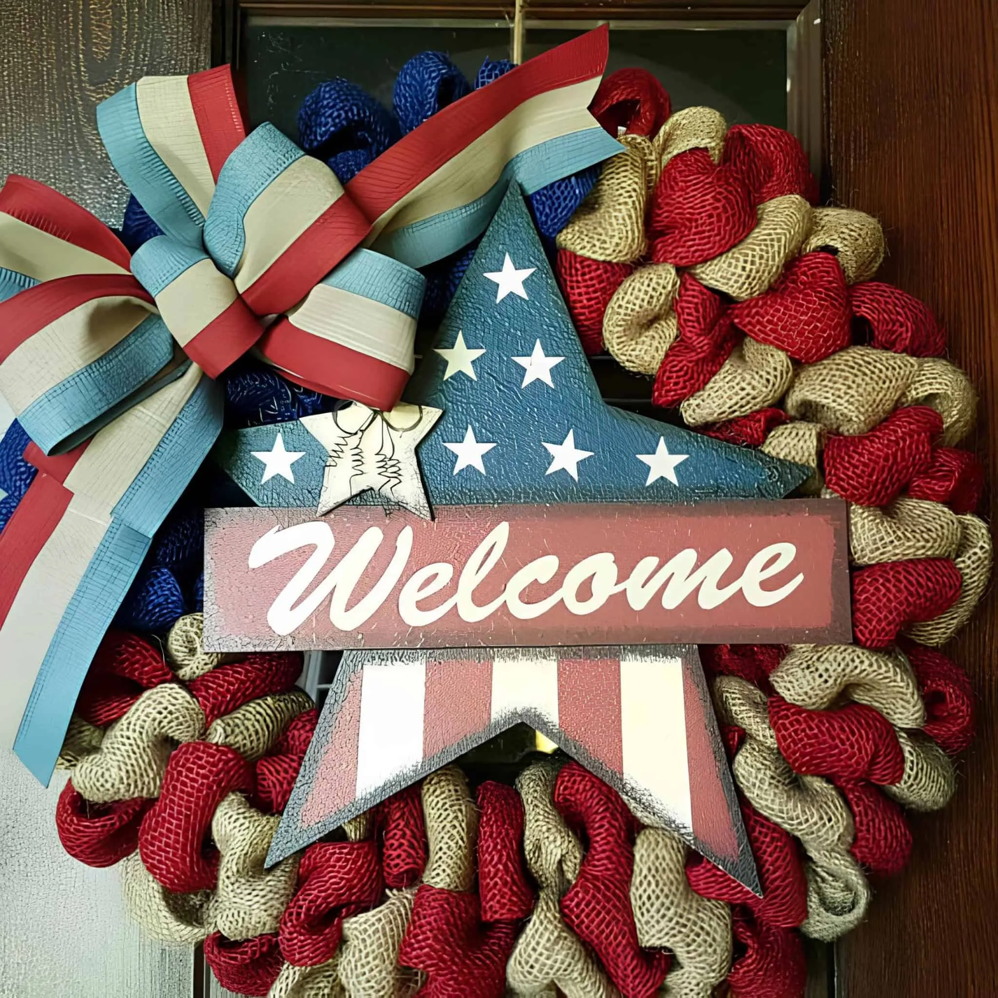 大胆的爱国花环，带有'欢迎'标语和红、棕、蓝丝带