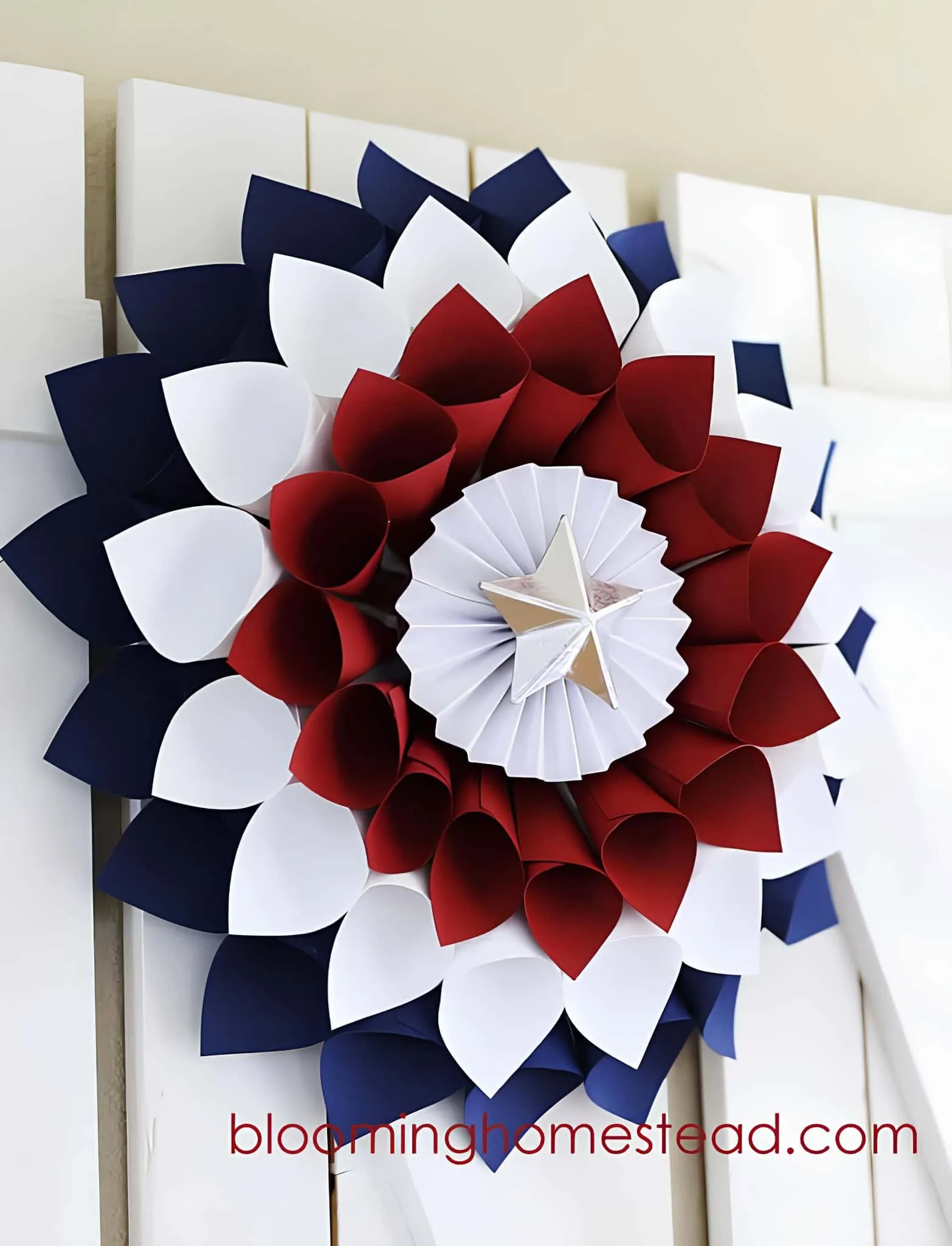 引人注目的红、白、蓝纸锥花环，中央有星形花环设计