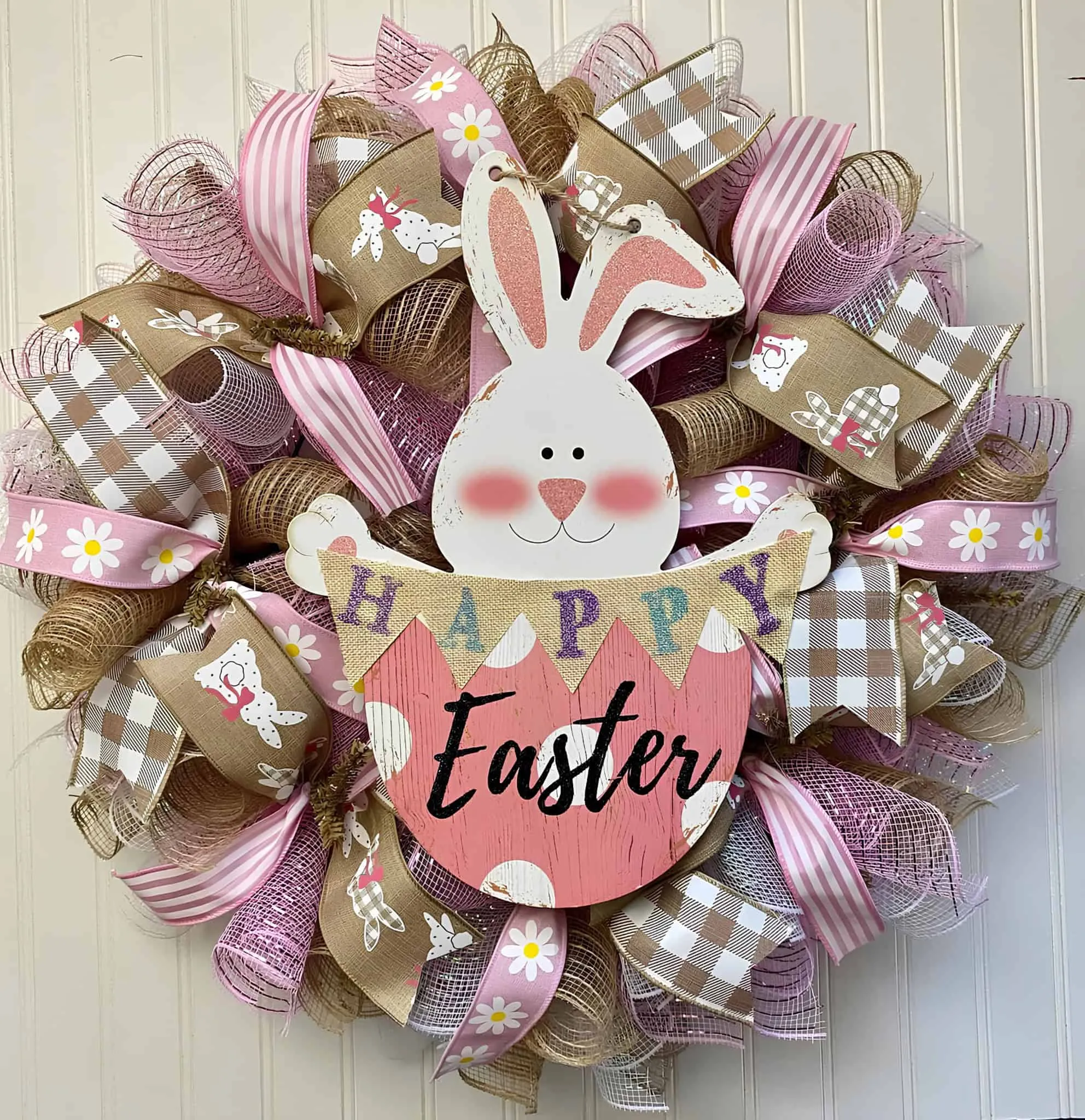 彩色复活节门饰，配有兔子和层叠春天丝带