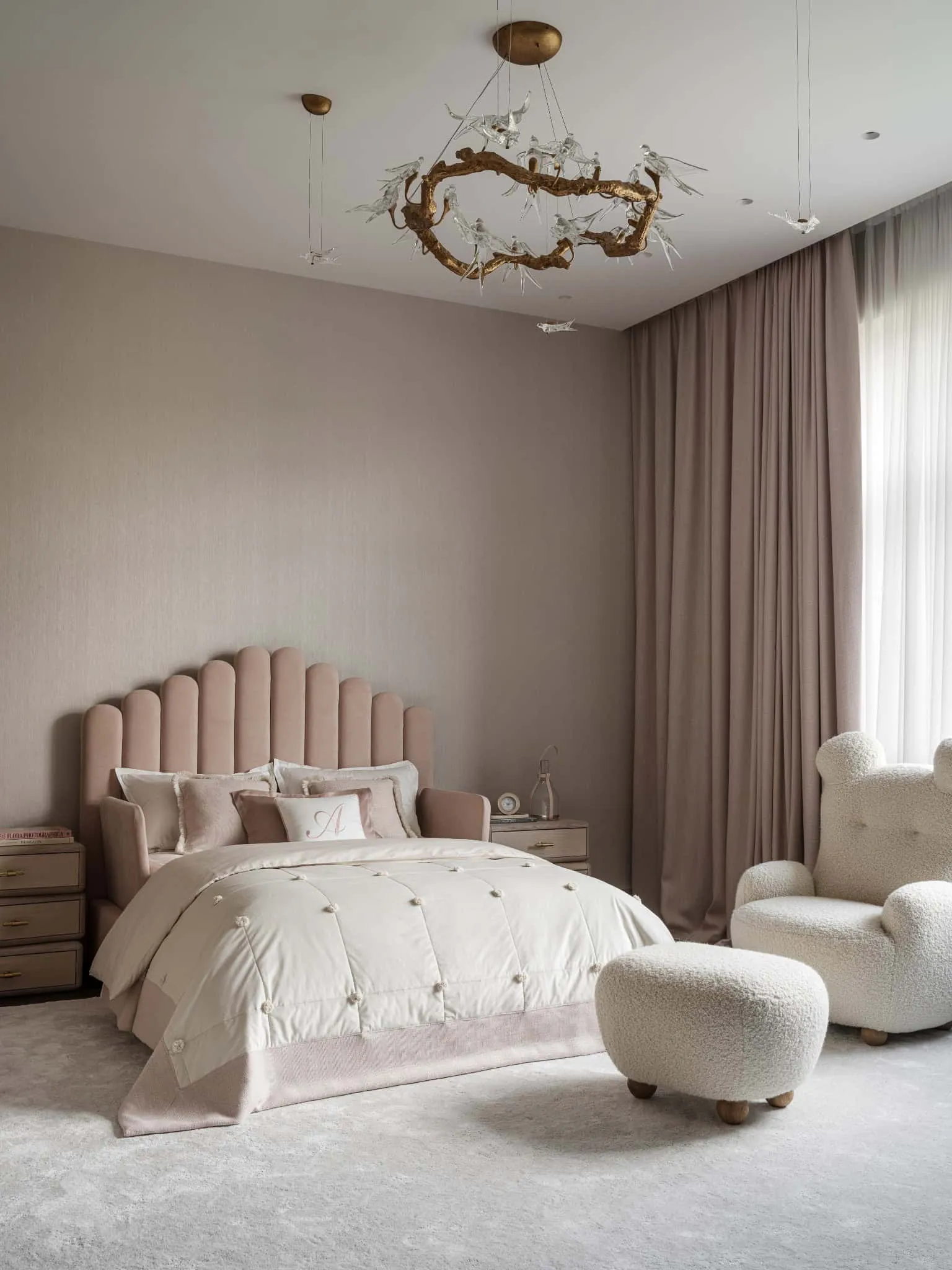 М'яка рожева дитяча спальня з хвилястим обитим головним облоком і оформленням єдинорога.