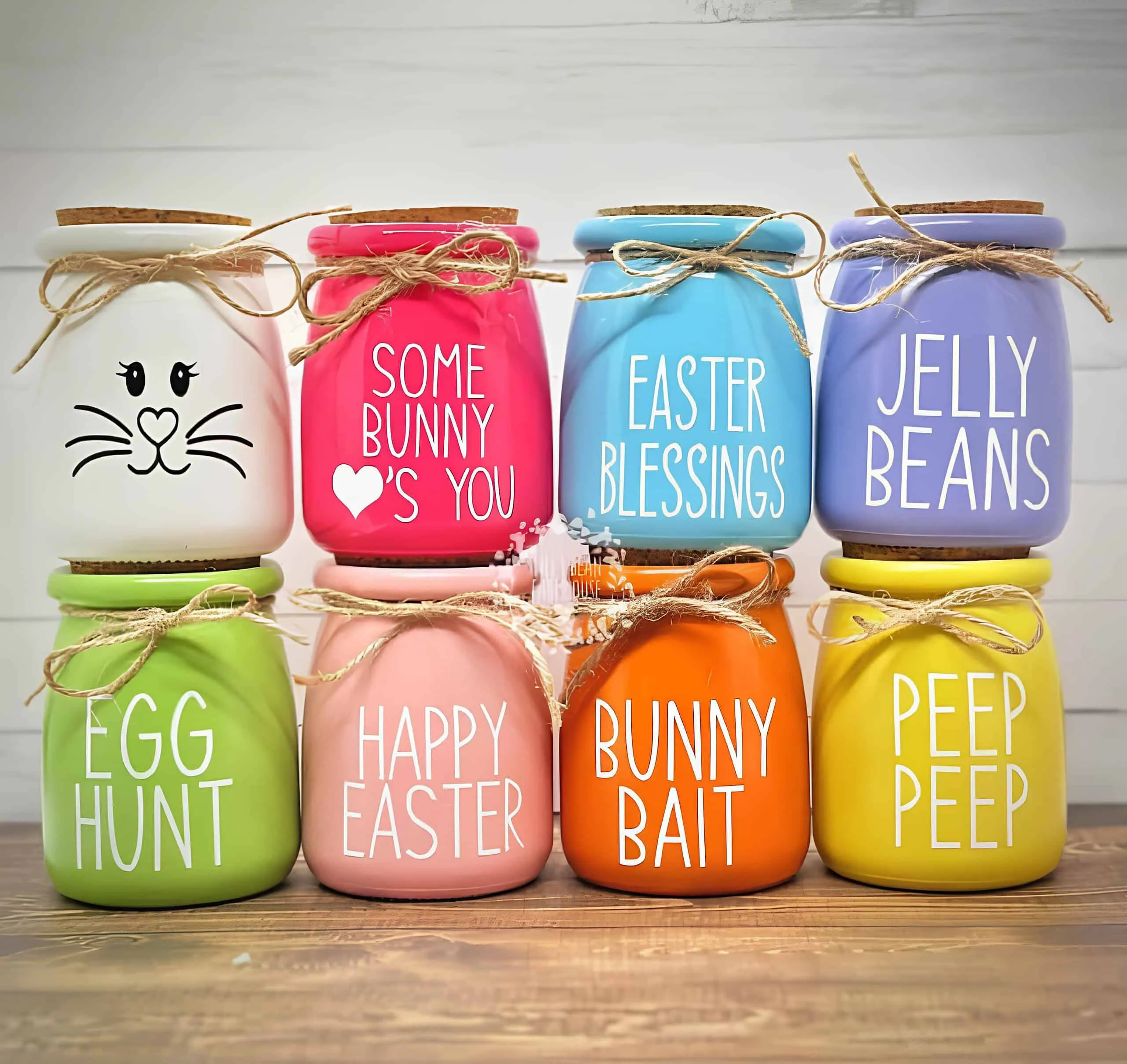 手工复活节彩色 Mason 罐子，有快乐的引语如 Happy Easter, Bunny Trap 和 Egg Hunt