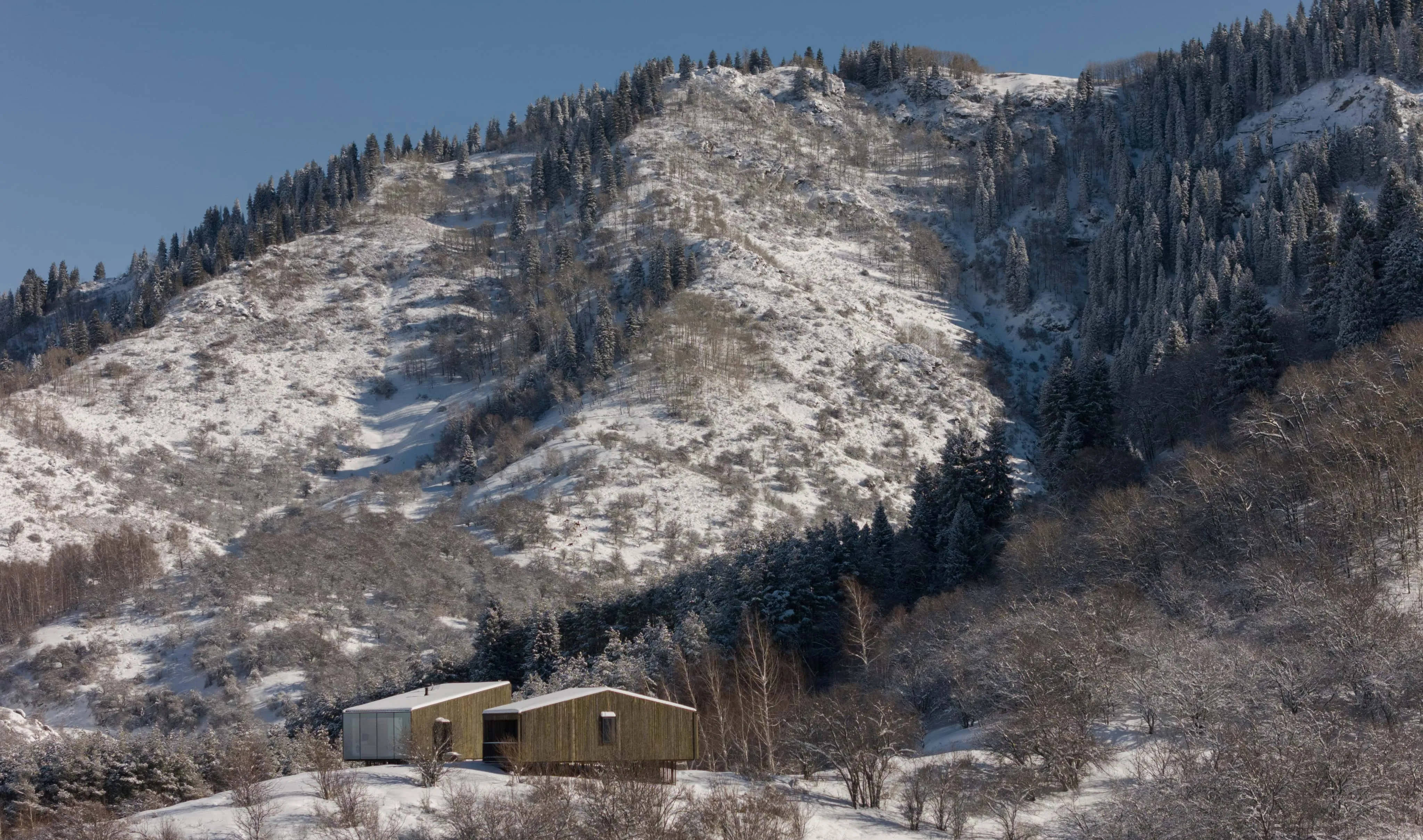 阳光雪峰环抱着阿姆小屋所在的偏远山谷。