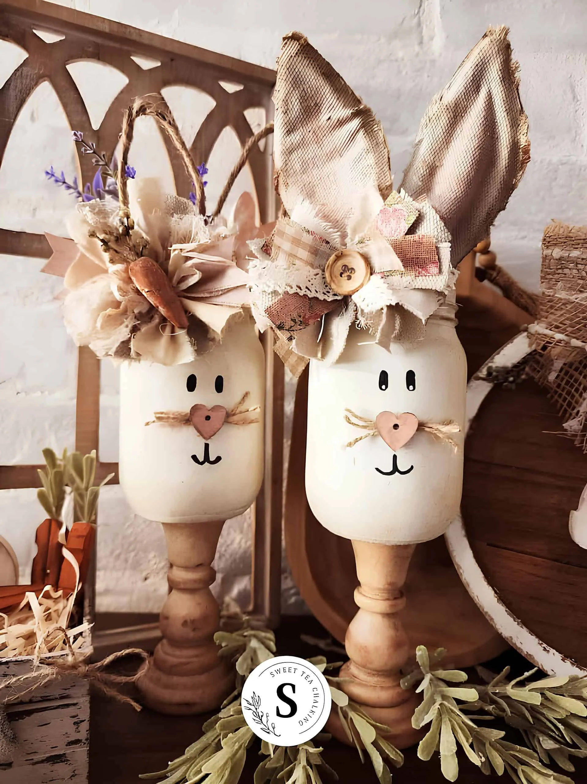 手工乡村复活节 Mason 罐子，布料兔子、木底座和复古图案