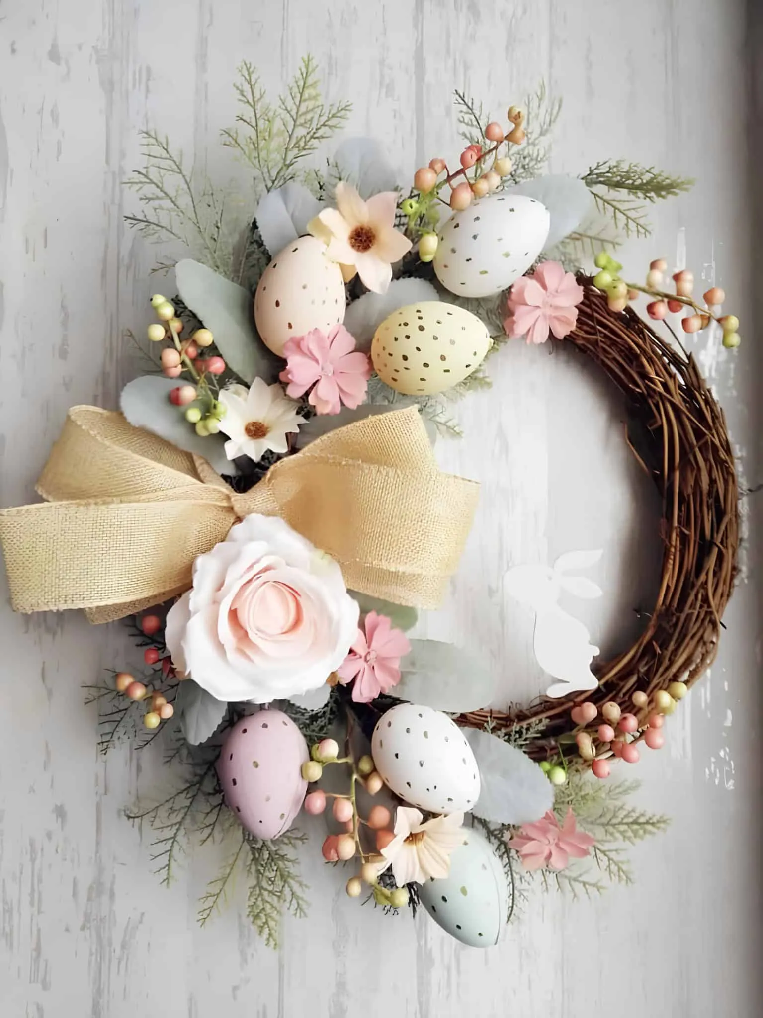 粉彩花朵门饰，配有彩色鸡蛋和粗麻丝带