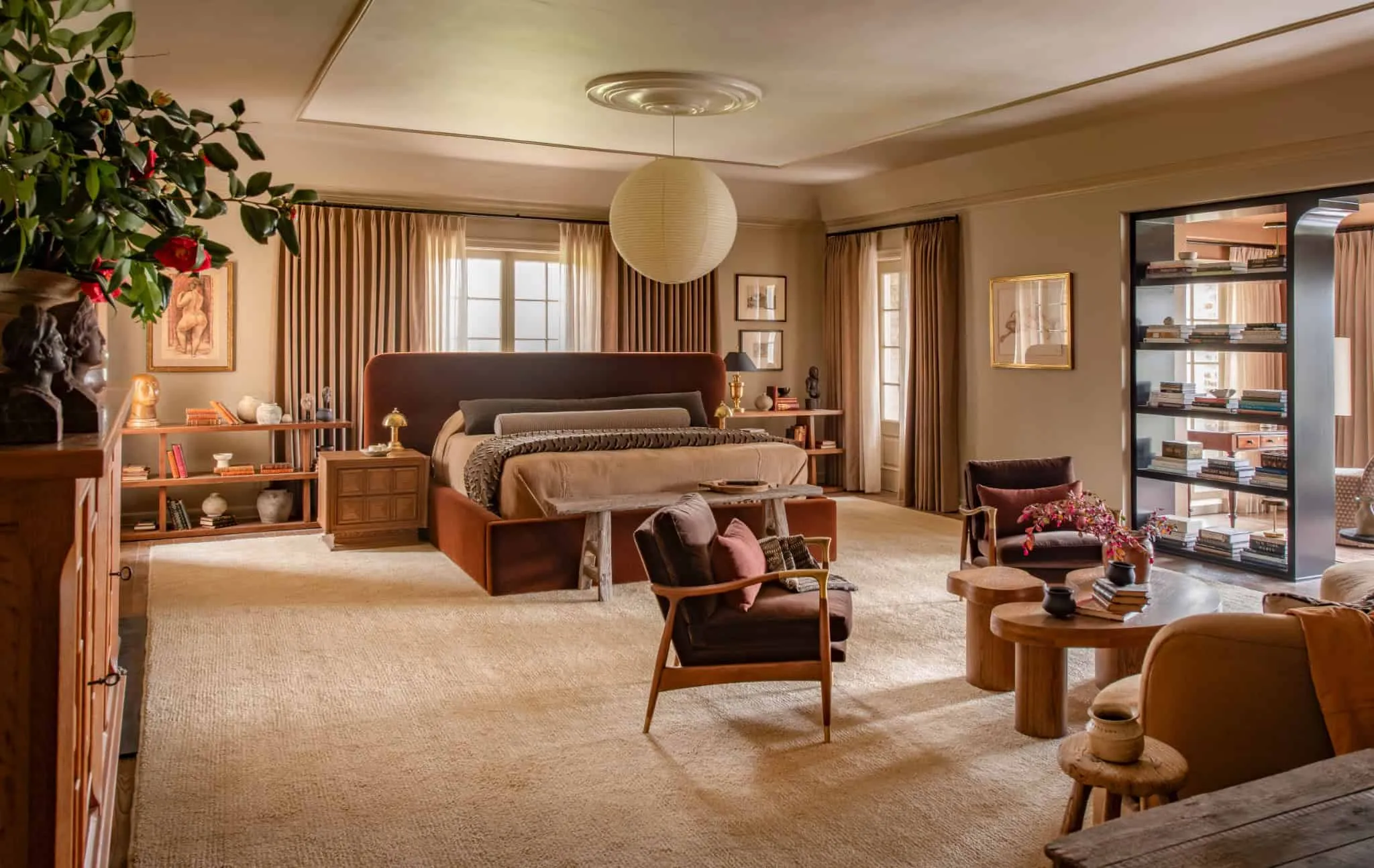 主卧休息区，柔和照明、木质家具和舒适纹理。