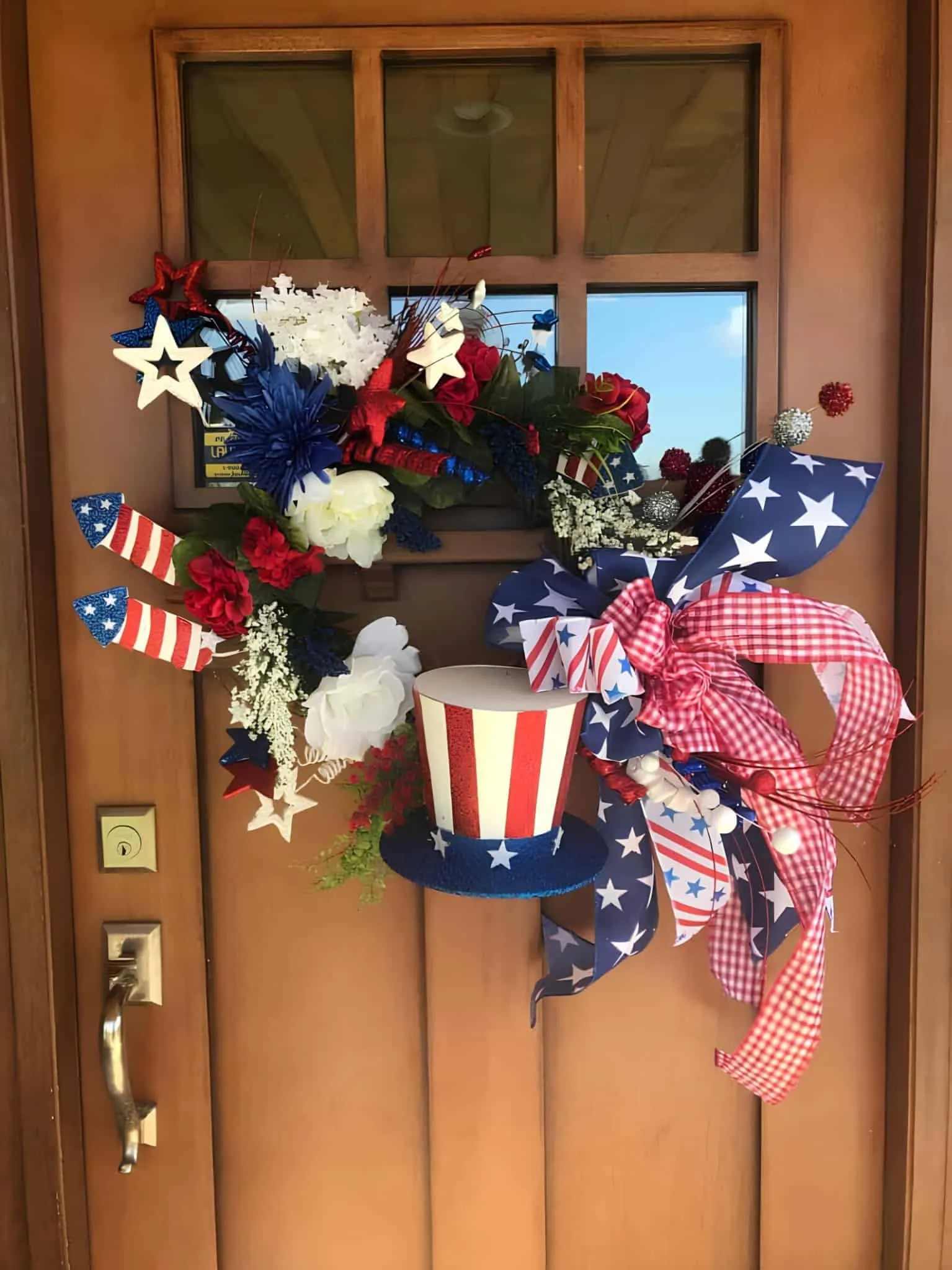 节日花环，配有山姆大叔帽子、星星、丝带和花朵