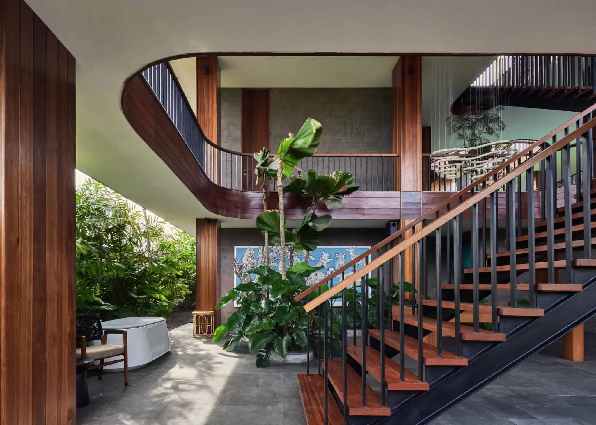 阿卡西住宅内部露台，充满热带植物和现代装饰。