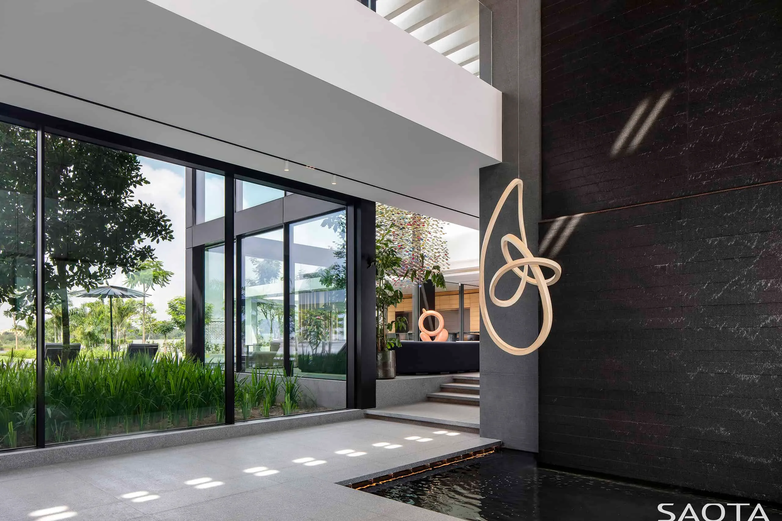 阿比让湖畔别墅由SAOTA设计：现代主义与自然的融合