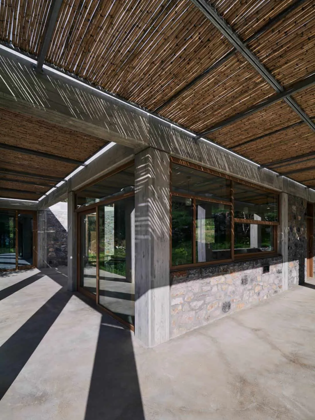 Meraki House — затененная терраса с деревянными элементами