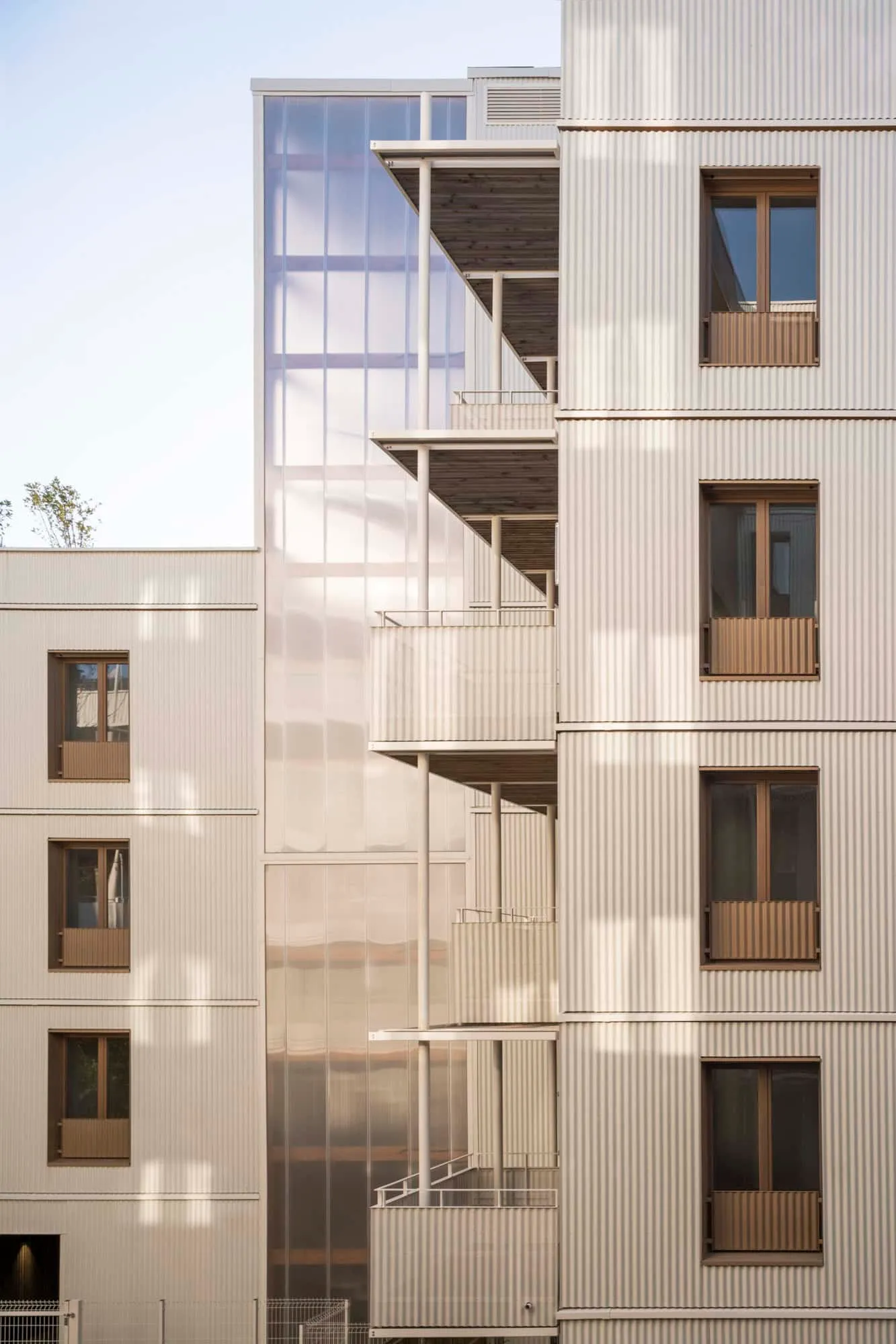 Details of semi-transparent polycarbonate walkway