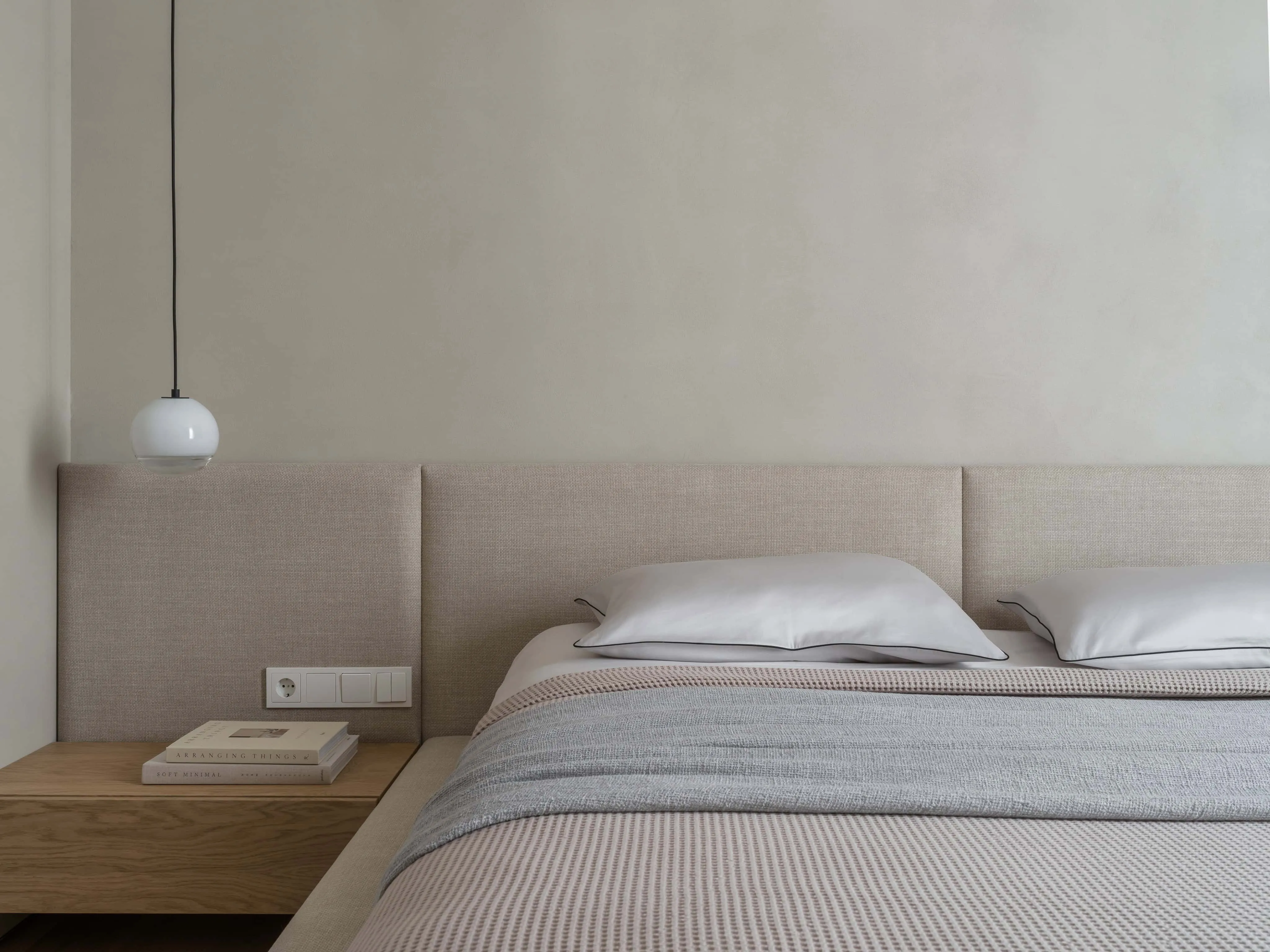 纹理陶瓷花瓶与极简装饰点缀低床设计。