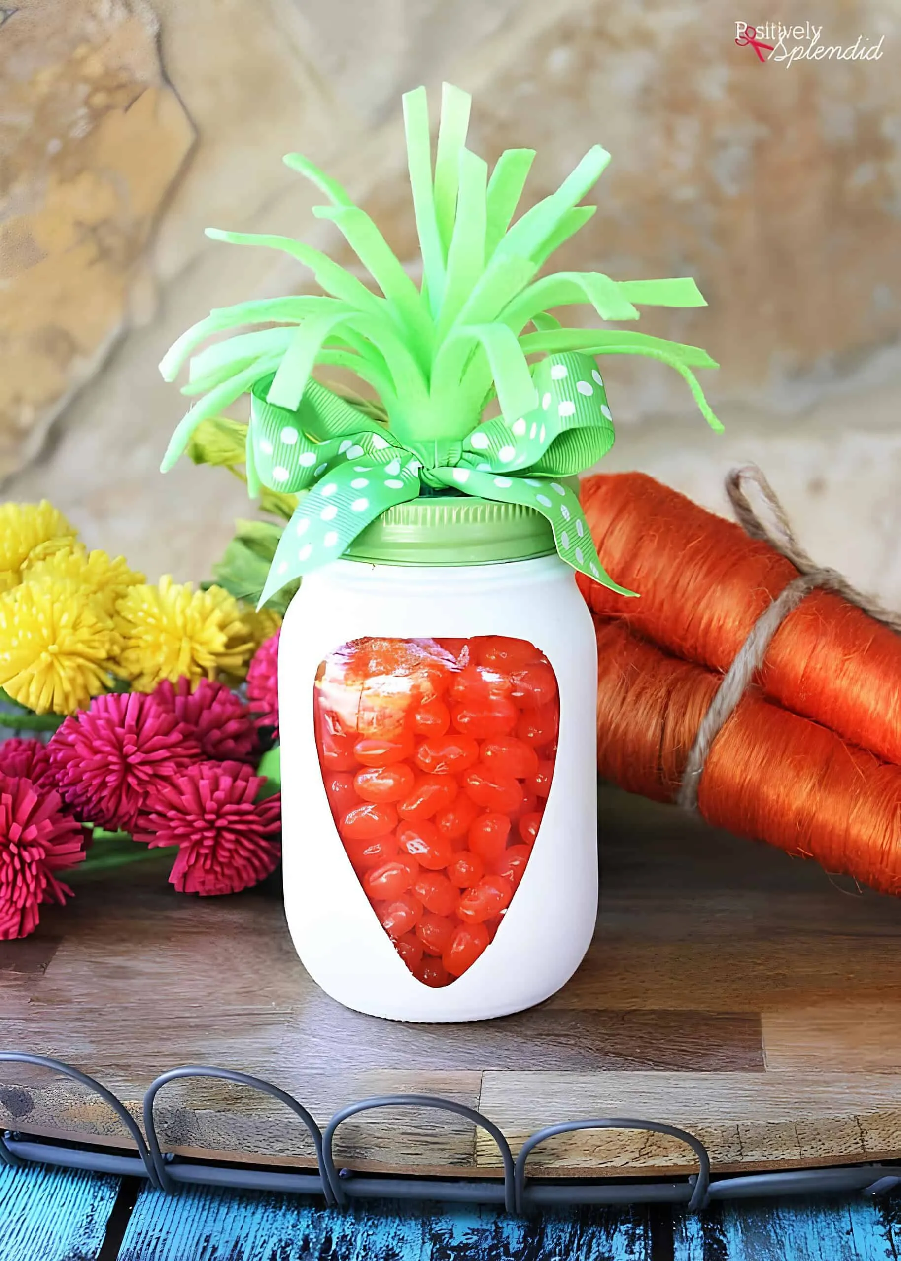手工复活节胡萝卜造型 Mason 罐子，装有橙色果冻和绿色丝带及纸丝带