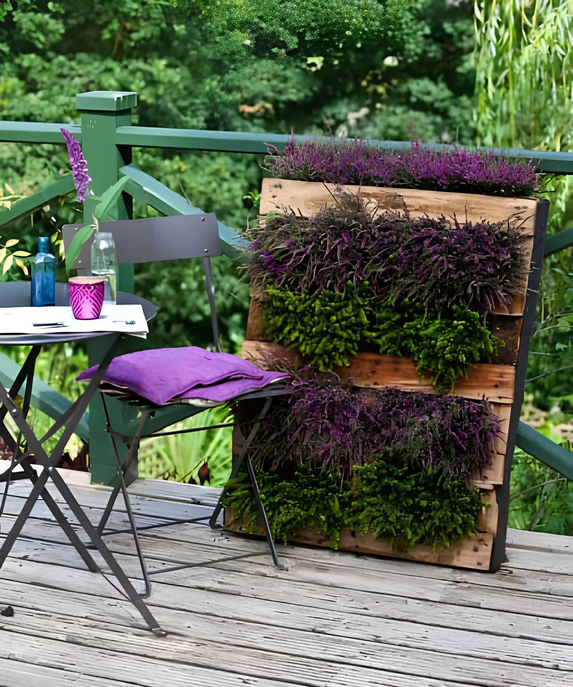 苔藓和紫色开花植物的花盆，装在木托盘中