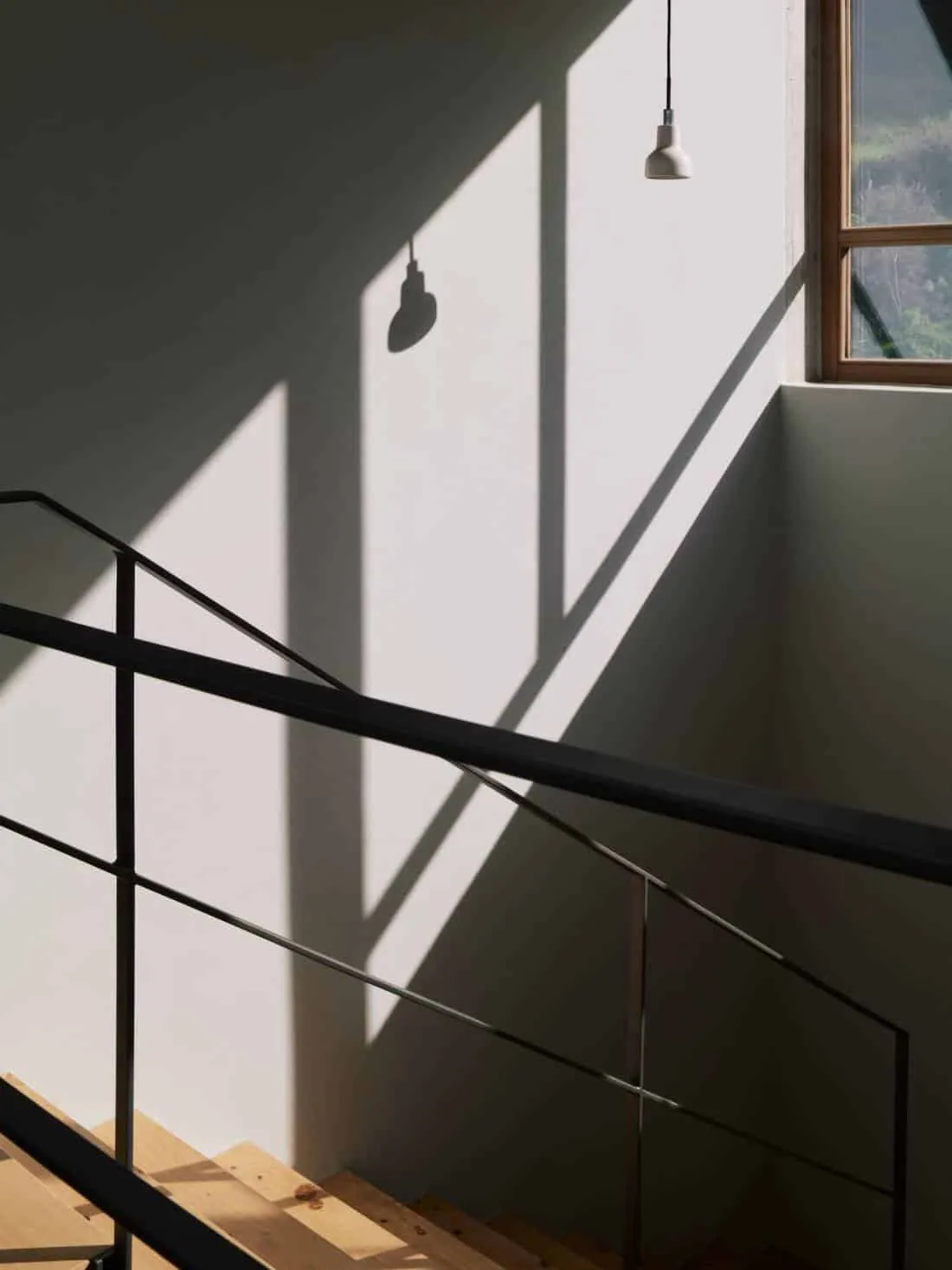 Meraki House — коридор с фильтрованным светом