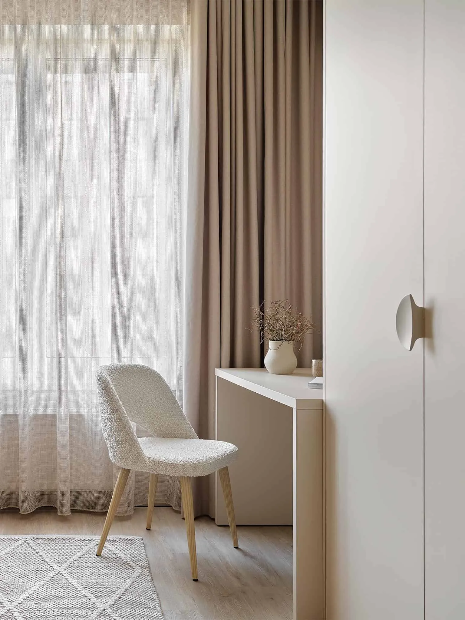 北欧风格书桌与书椅，配有从地板到天花板的窗帘。