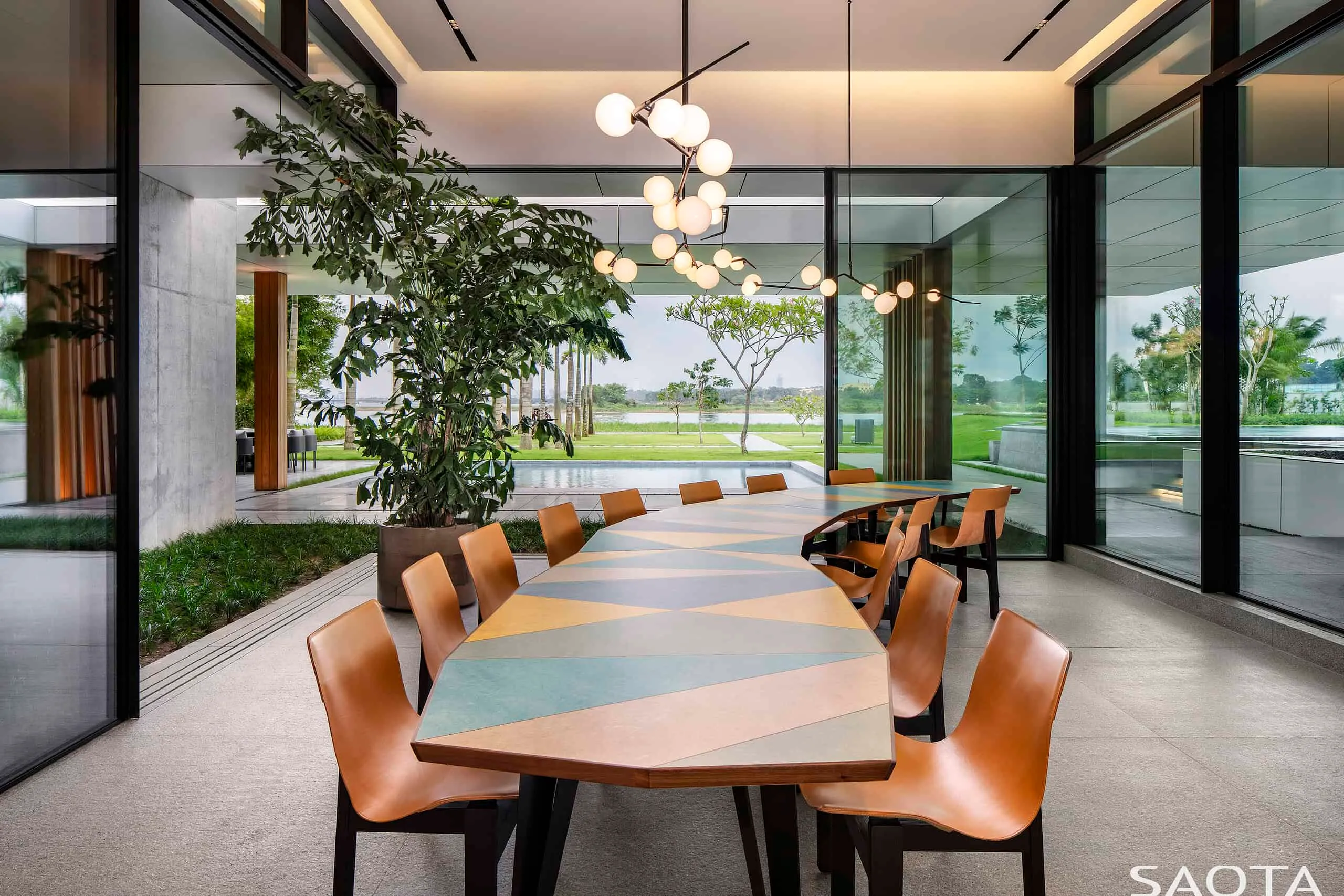 阿比让湖畔别墅由SAOTA设计：现代主义与自然的融合