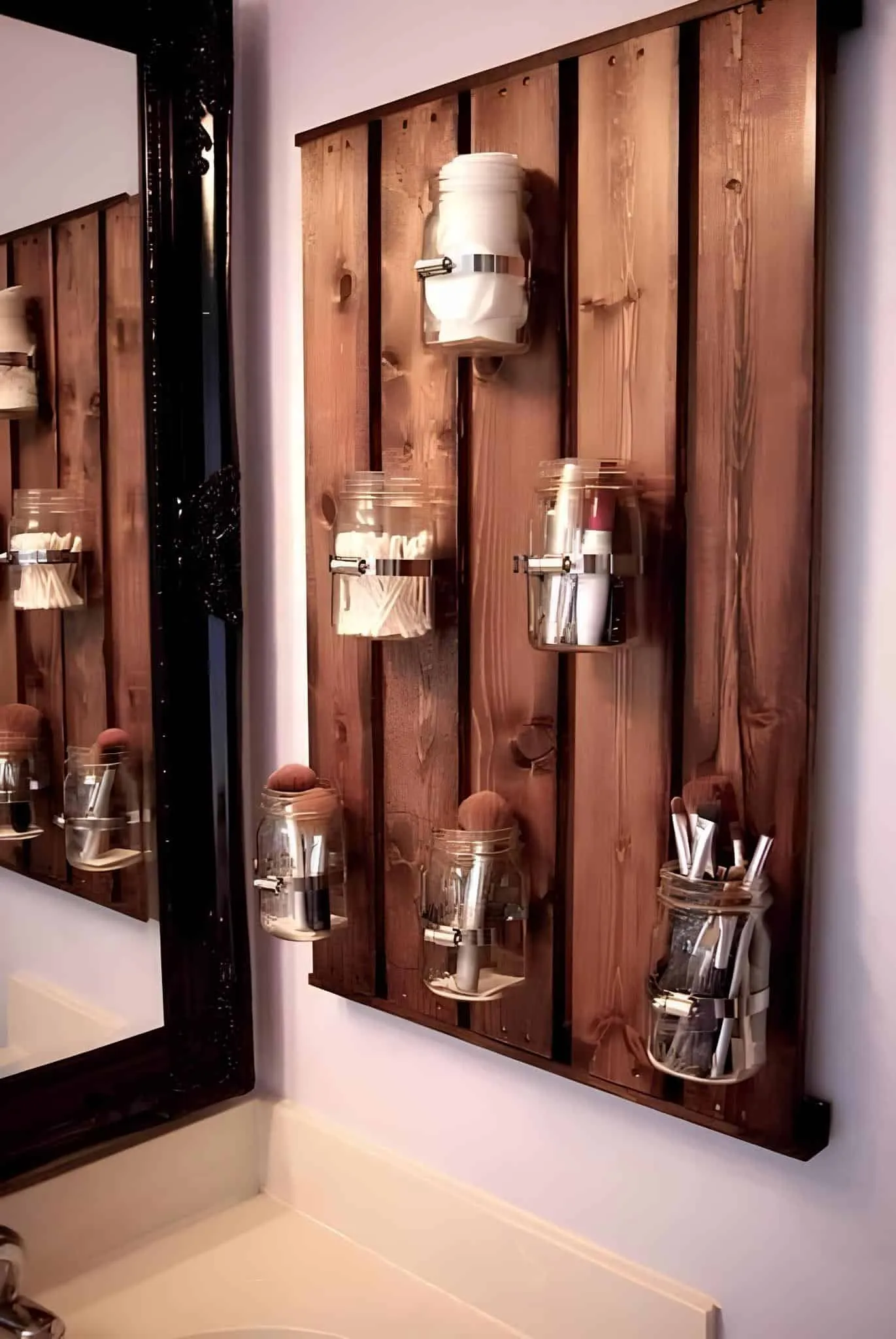 用梅森罐制作的浴室DIY储物，安装在乡村木质板上