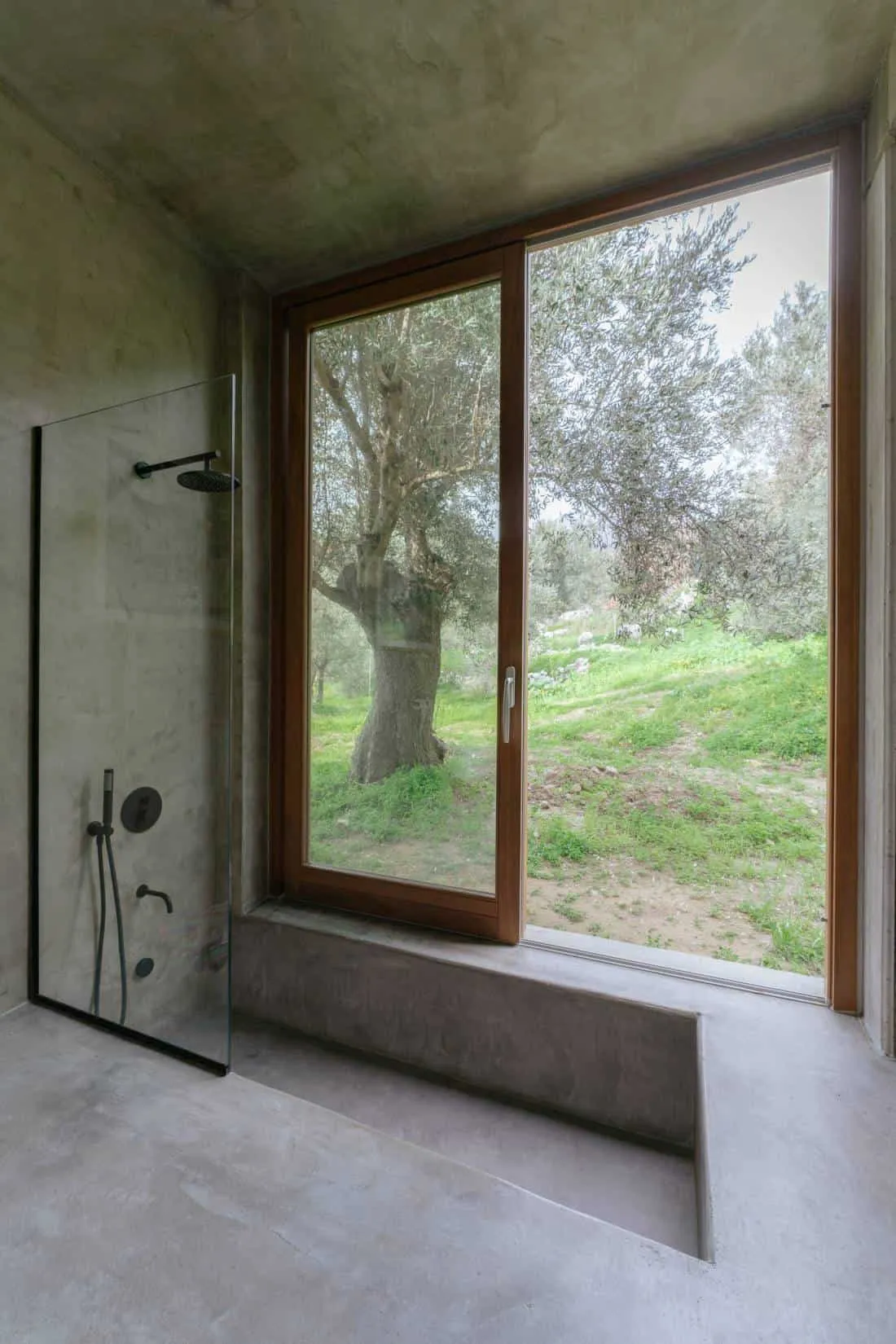 Meraki House — мягкий свет на каменных внутренних стенах