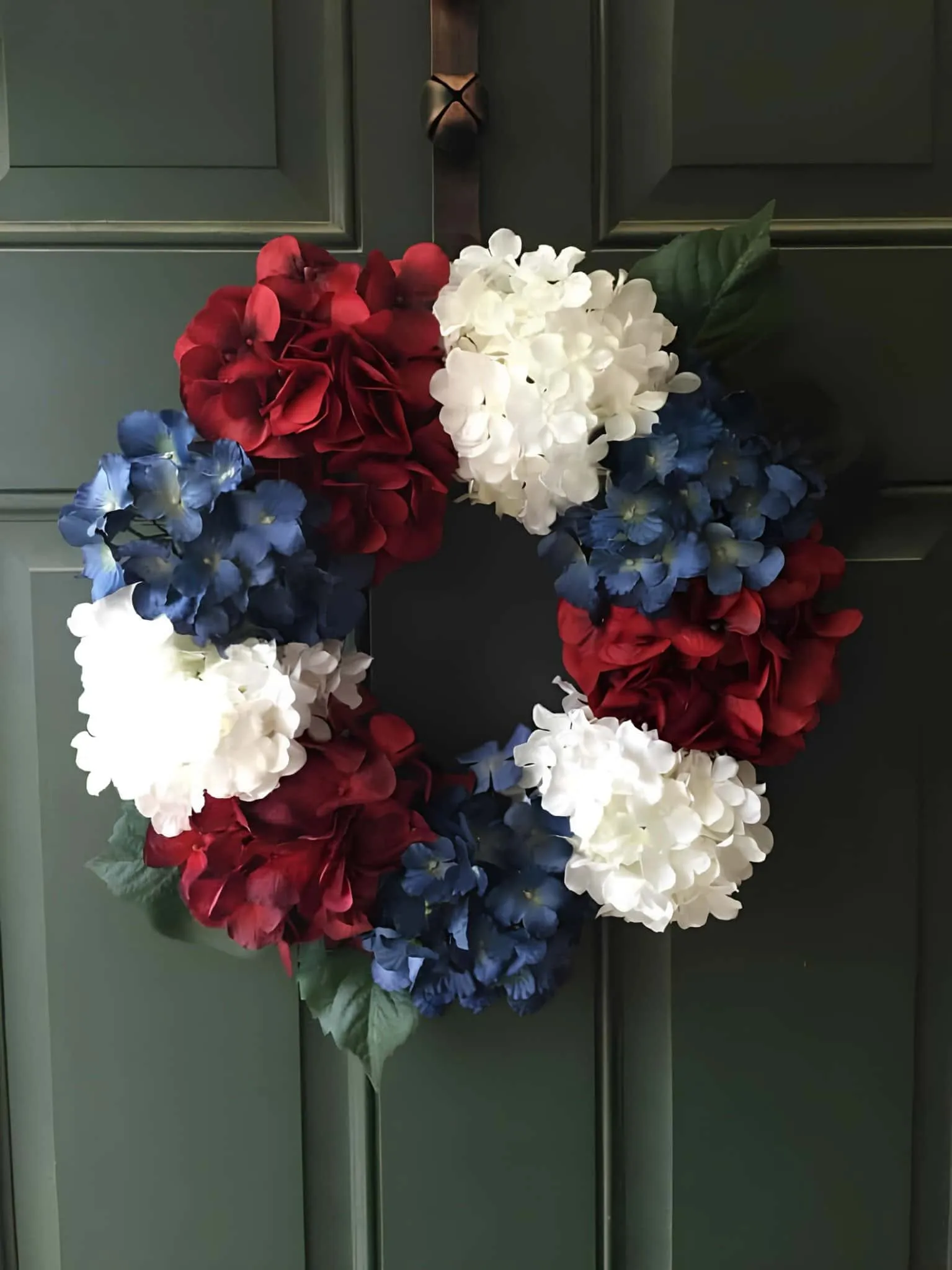 红、白、蓝绣球花环，配有深绿色