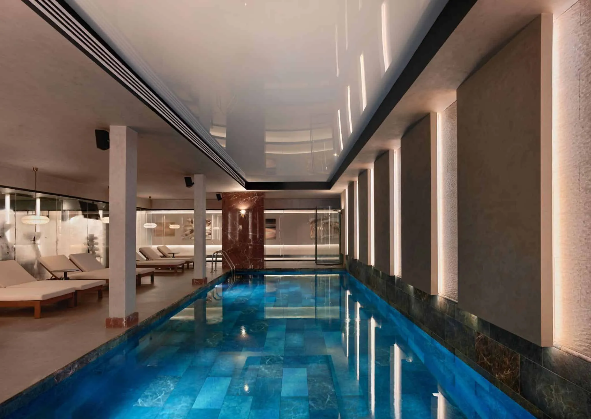 库萨达斯奢华世界酒店SPA室内泳池 室内SPA泳池配柔和照明与奢华座椅