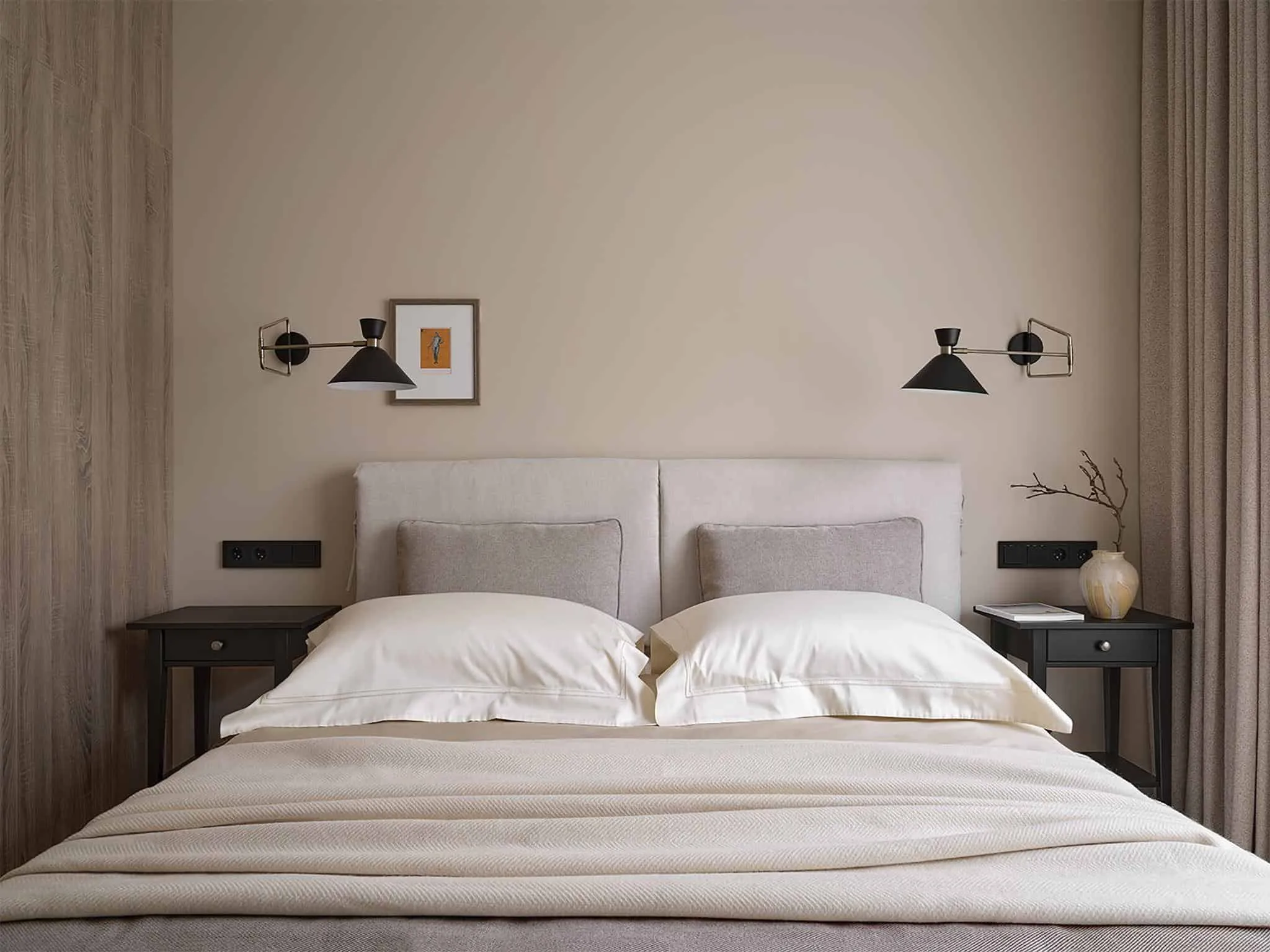 中性色调的现代卧室，配有柔软床头和优雅壁灯。