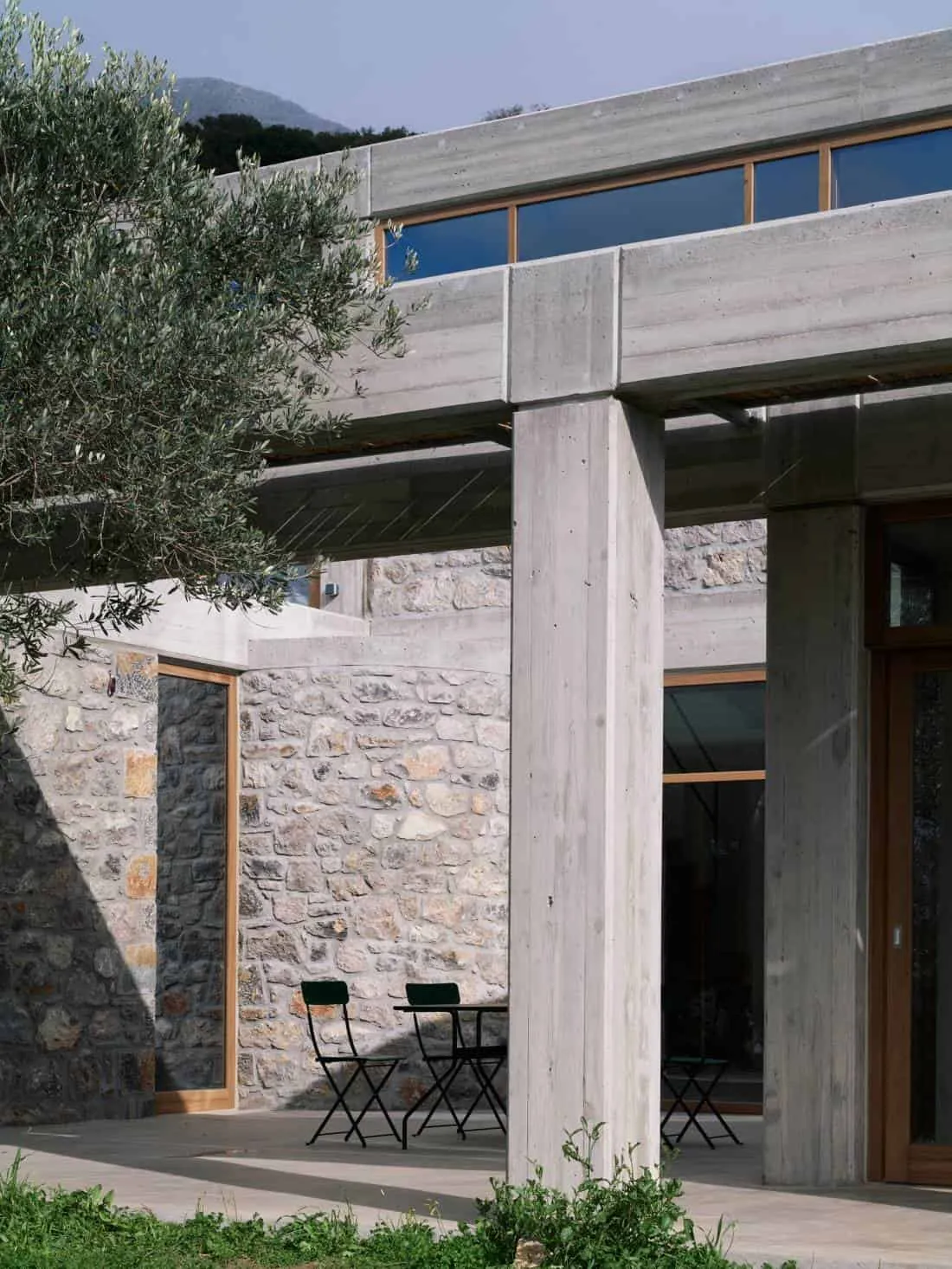 Meraki House — каменная дорожка и текстуры сада